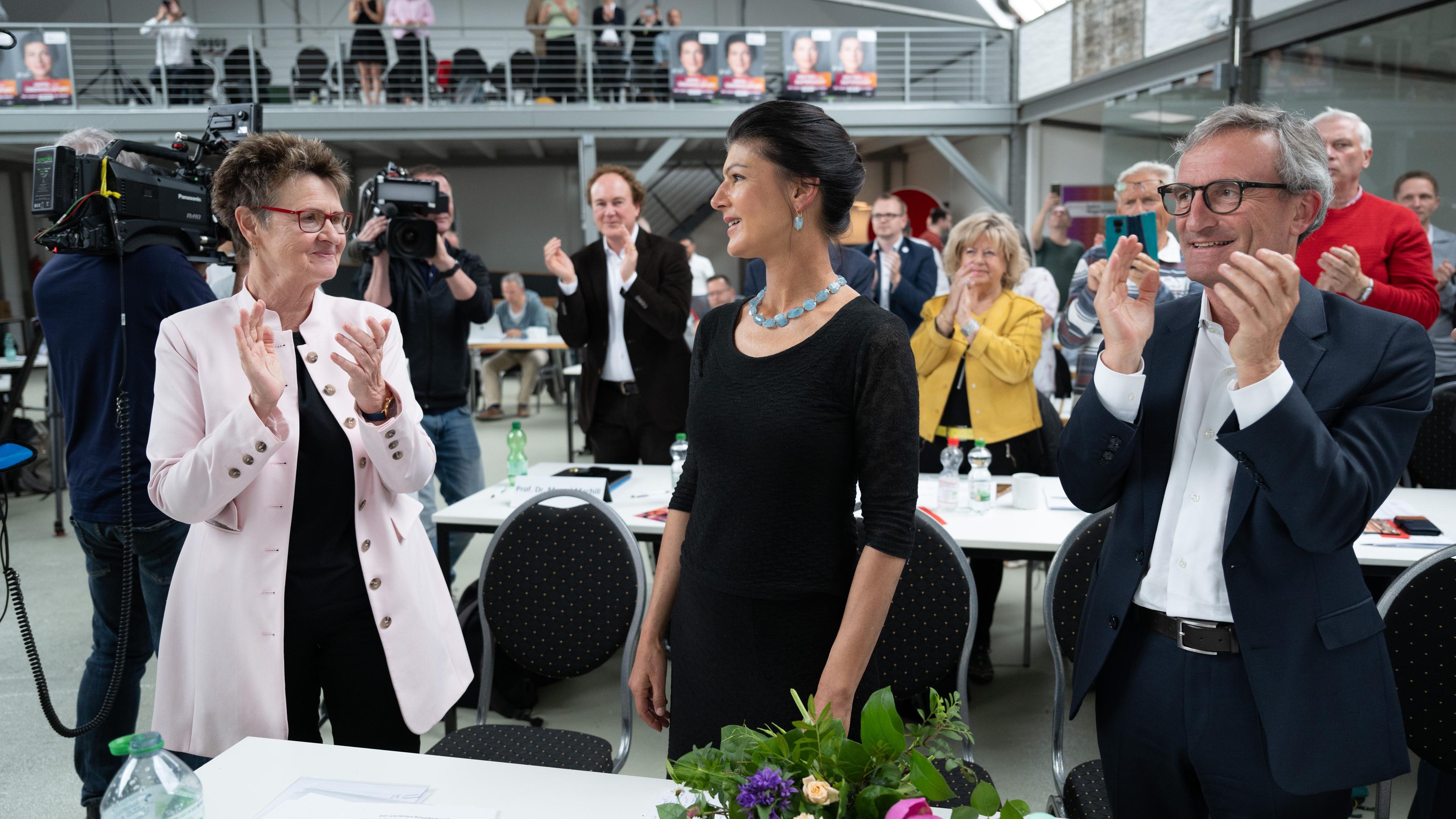 Sachsen, Dresden: Sahra Wagenknecht (M), BSW-Bundesvorsitzende, erhält auf dem Landesparteitag ihrer Partei nach ihrer Rede neben Sabine Zimmermann (l), Vorsitzende des BSW-Landesverbandes, und Thomas Geisel, EU-Spitzenkandidat des BSW, stehende Ovationen.