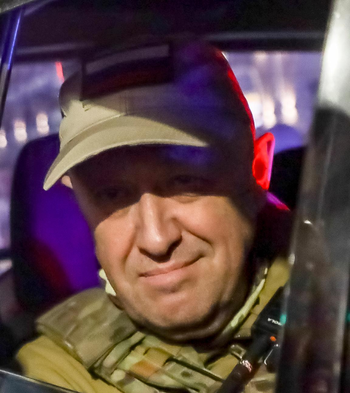 Russland, Rostow am Don: Jewgeni Prigoschin blickt aus einem Militärfahrzeug
