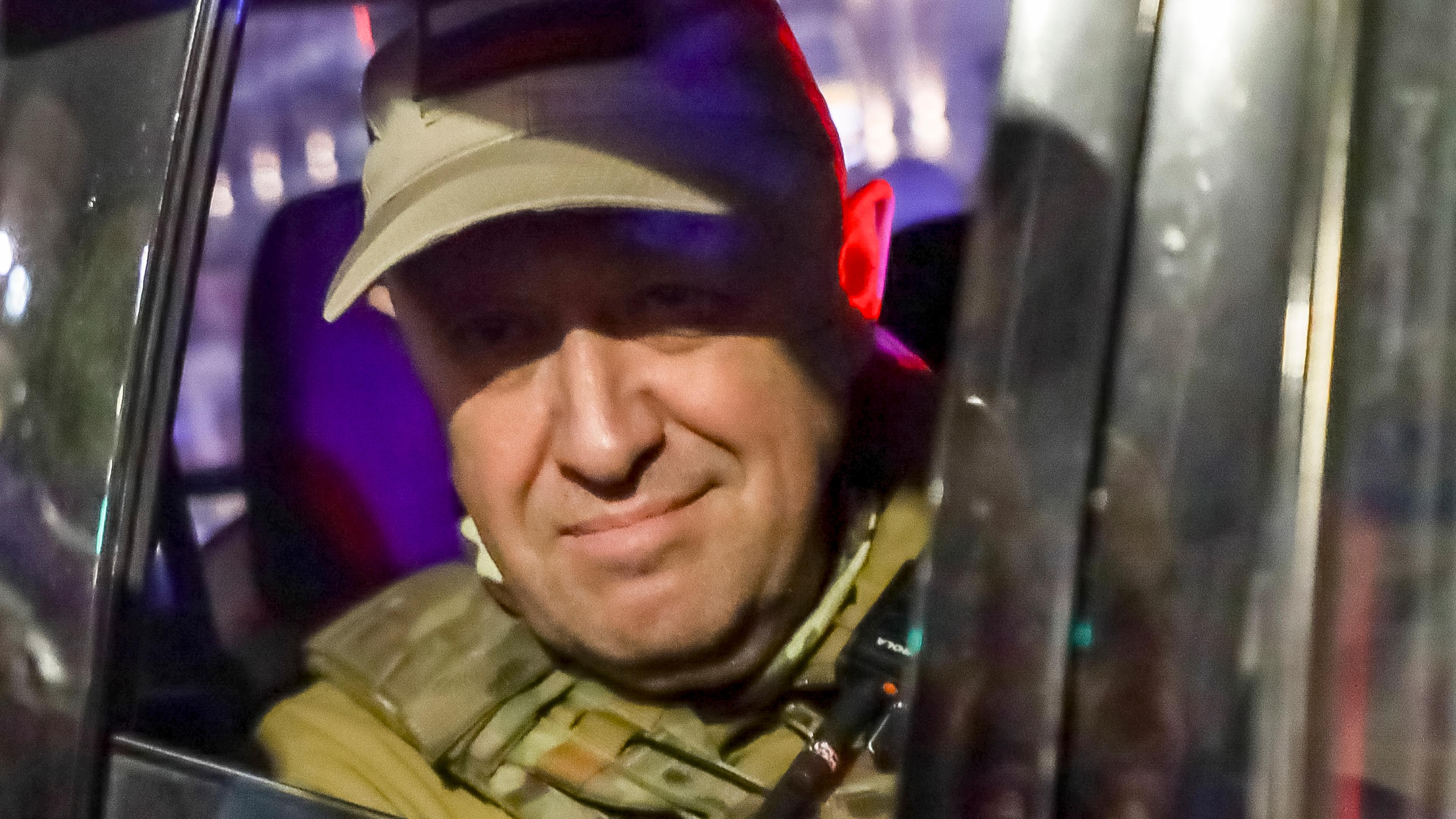 Russland, Rostow am Don: Jewgeni Prigoschin blickt aus einem Militärfahrzeug