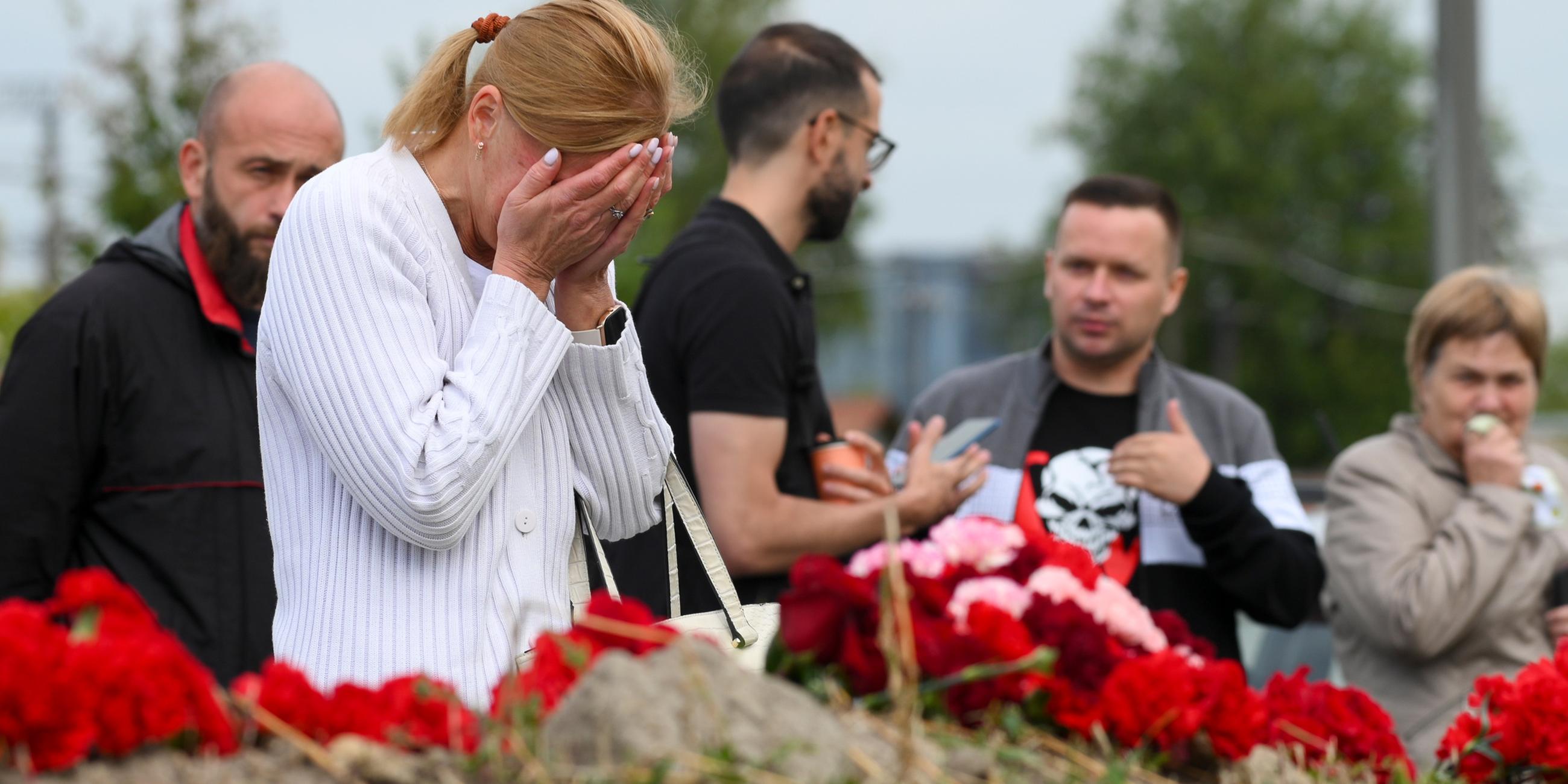Menschen bringen Blumen zum ehemaligen „PMC Wagner Centre“ in St. Petersburg am 24.08.2023.