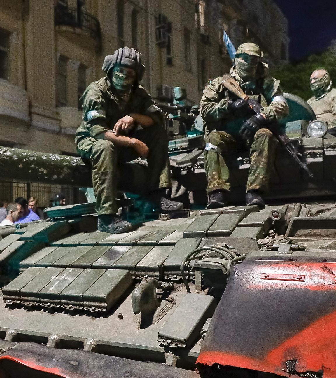 Angehörige der Wagner Group sitzen auf einem Panzer auf einer Straße in Rostow am Don, Russland