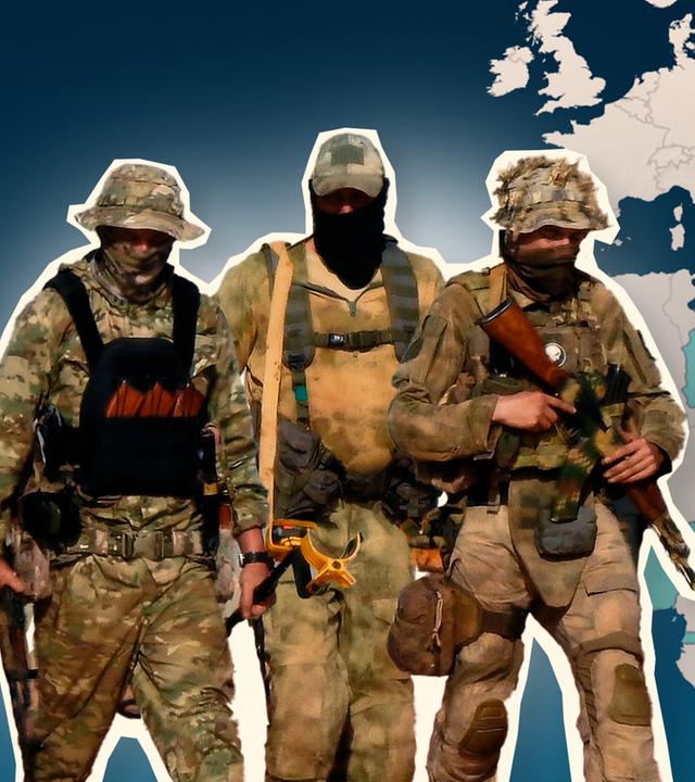 Links drei Wagner-Söldner in militärischer Uniform, dahinter eine Karte von Afrika und Europa mit blauer Einfärbung dort, wo die Wagner-Kämpfer aktuell vor Ort sind