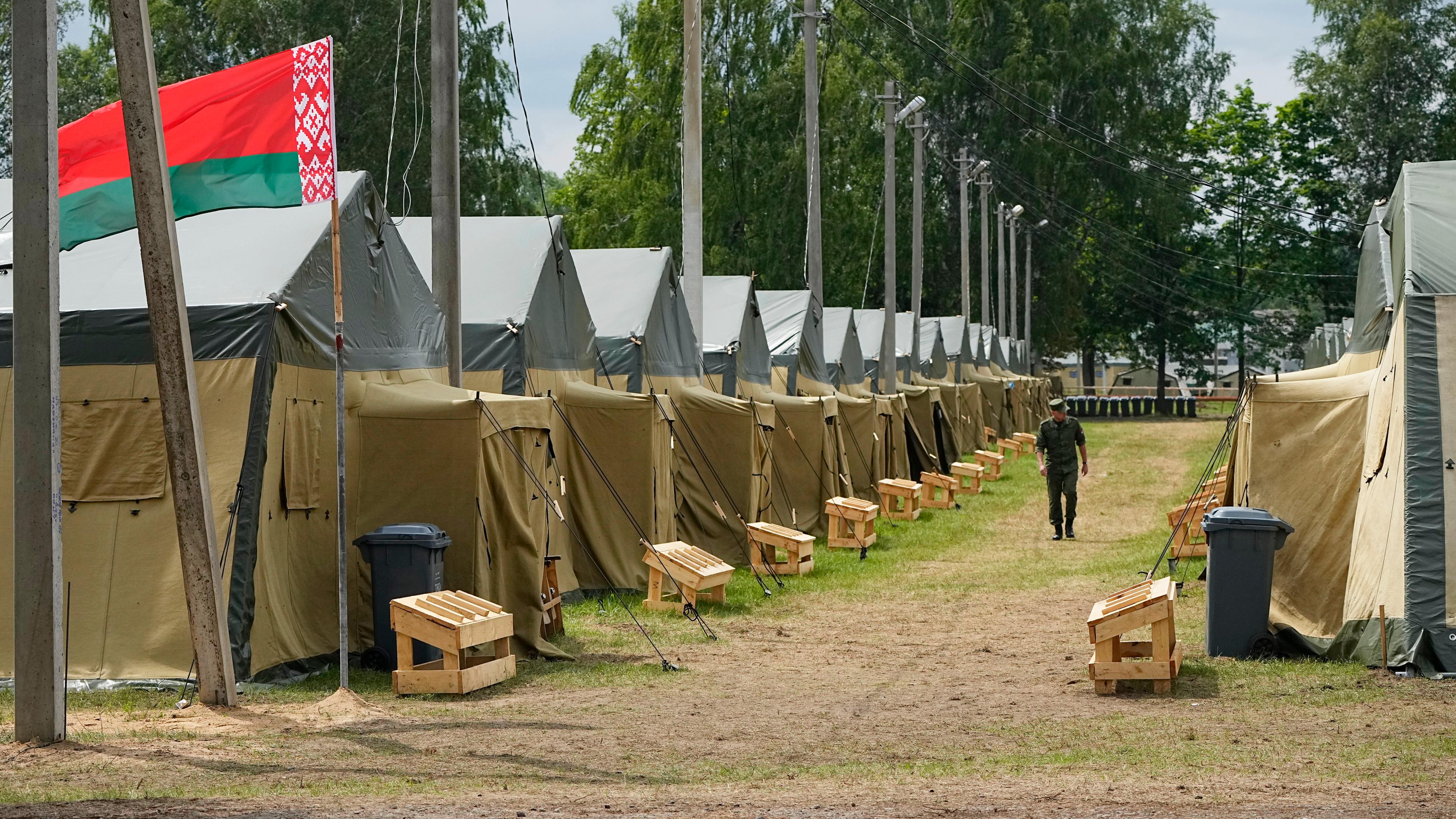 Südlich der Hauptstadt Minsk hat die belarussische Armee nach Angaben der Regierung ein Zeltlager für Wagner-Kämpfer aus Russland errichtet.