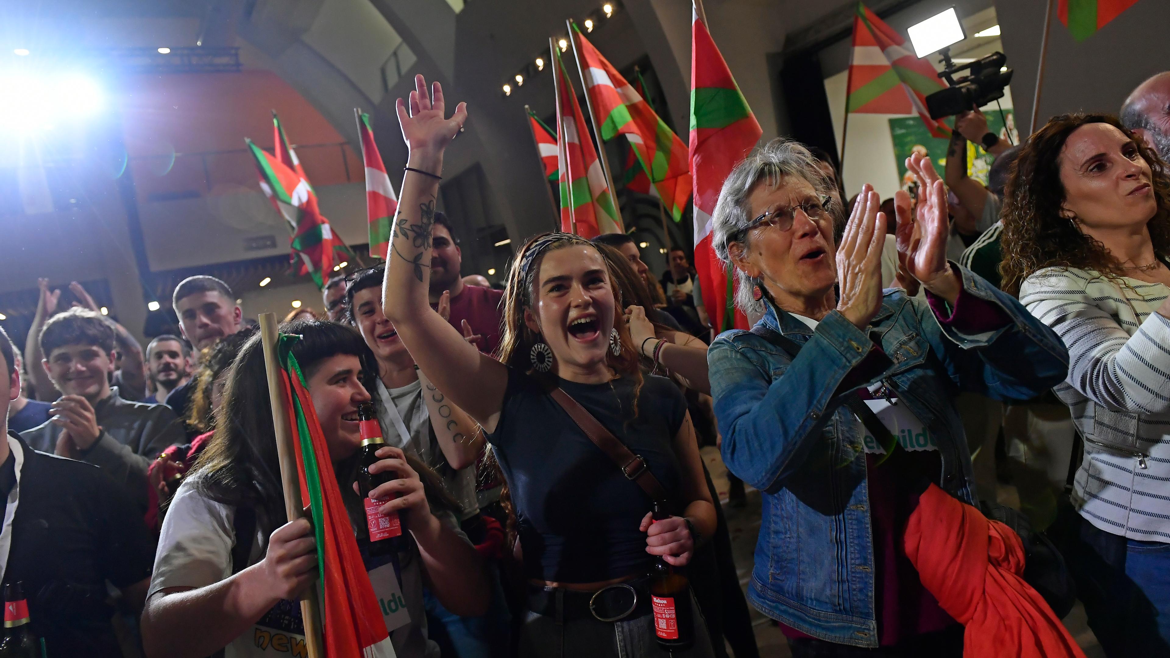 Anhänger von EH-Bildu, einer Koalition aus unabhängigen und nationalistischen baskischen Parteien, feiern nach der Bekanntgabe von Wahlergebnissen der baskischen Regionalwahlen. 