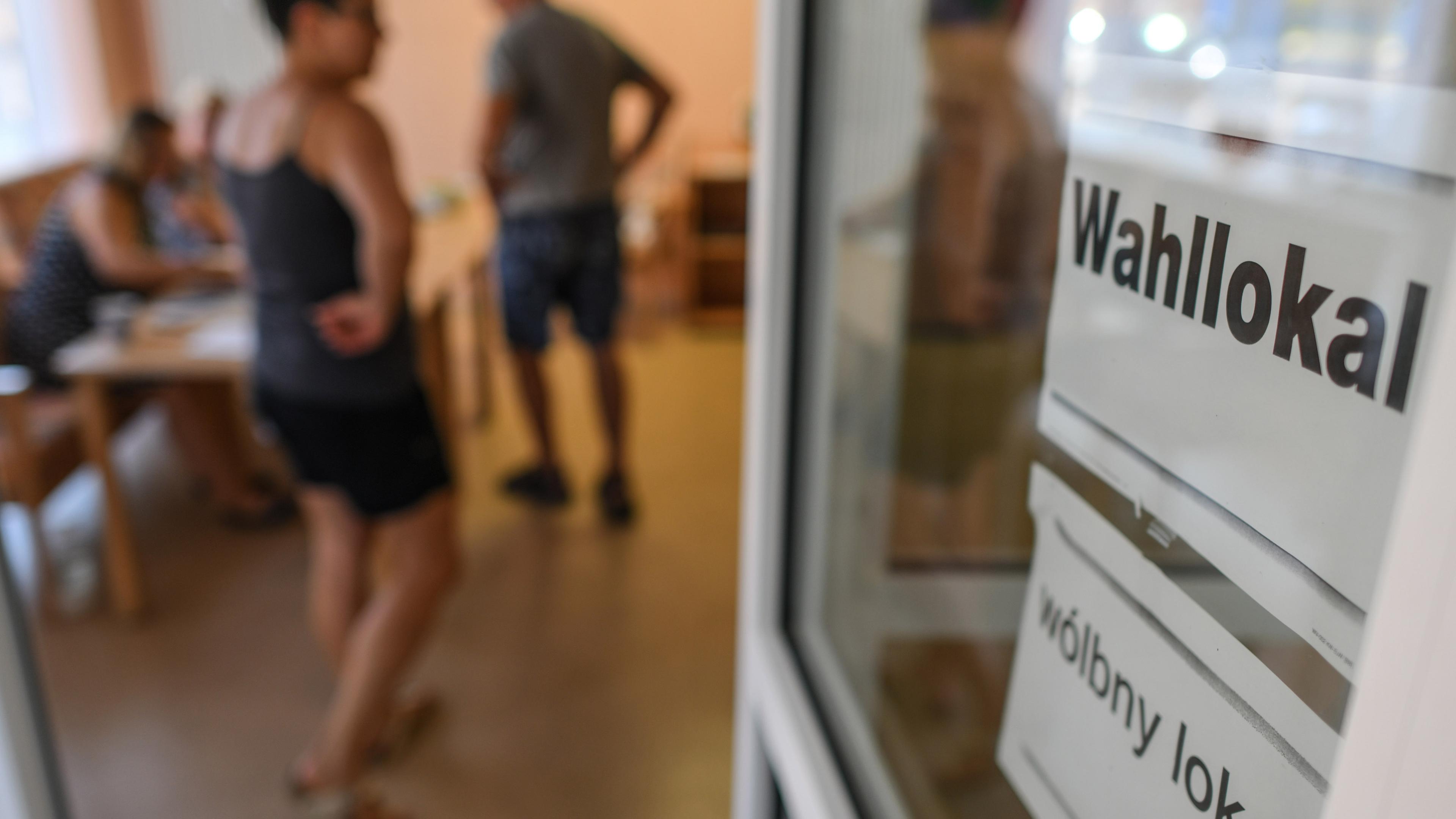 blick in ein wahllokal in der innenstadt der suedbrandenburgischen stadt. 