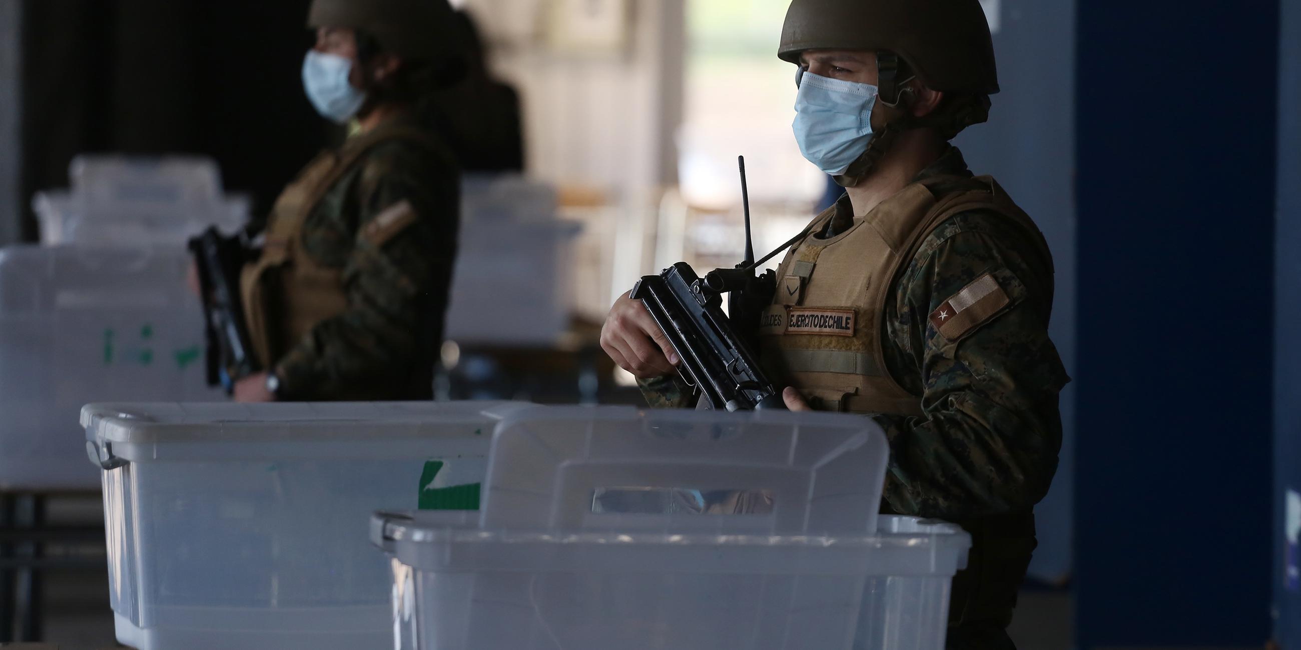 Soldaten bewachen Wahlurnen in Santiago de Chile