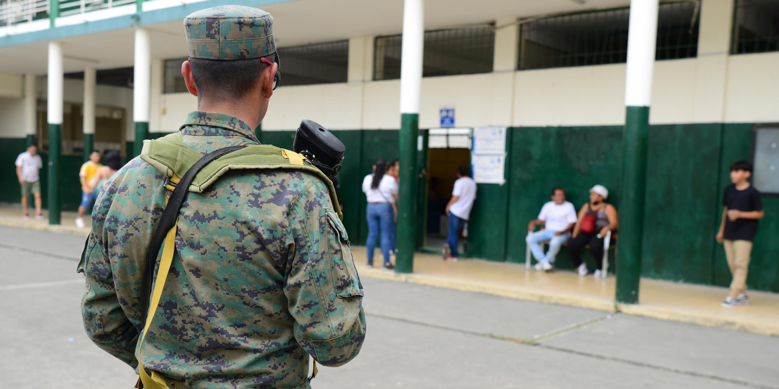 Ein Soldat bewacht ein Wahllokal