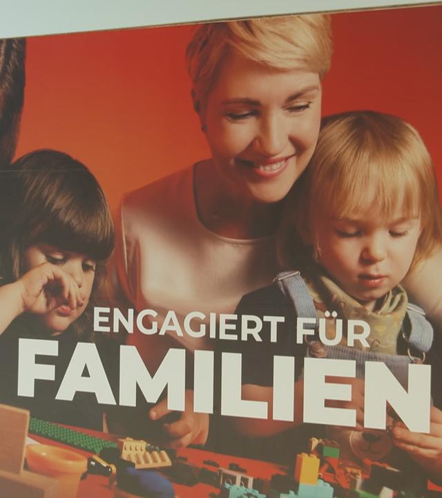 SPD-Wahlplakat in Meckenburg-Vorpommern mit der Aufschrift "Engagiert für Familien"