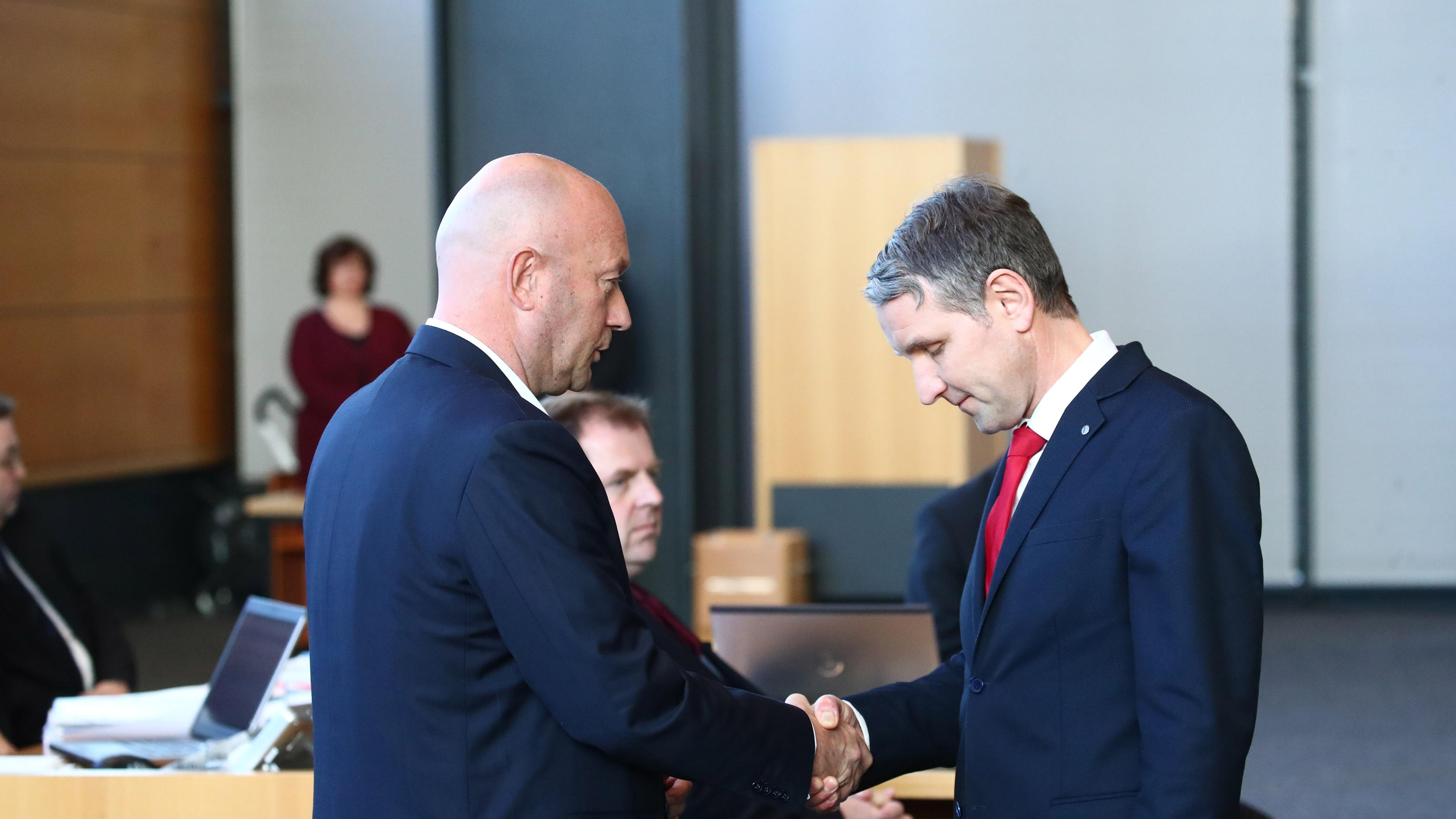 Höcke schüttelt neuem Minsterpräsidenten Kemmerich die Hand, 05.02.2020