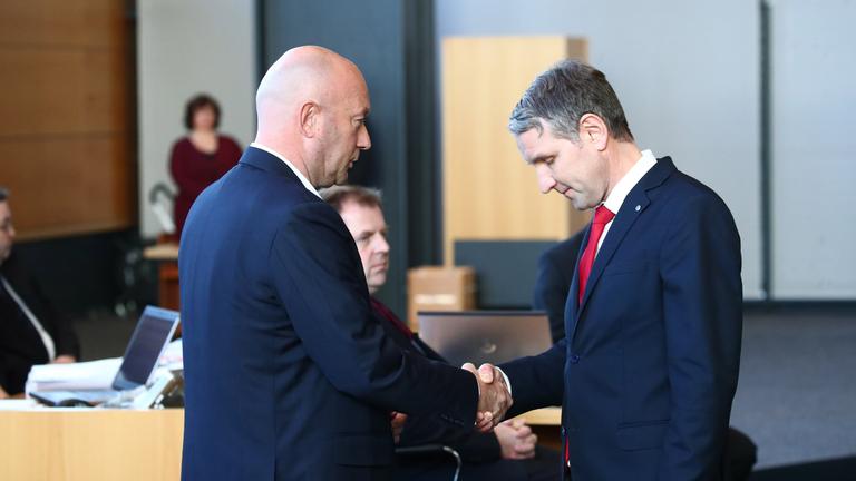 Höcke schüttelt neuem Minsterpräsidenten Kemmerich die Hand, 05.02.2020