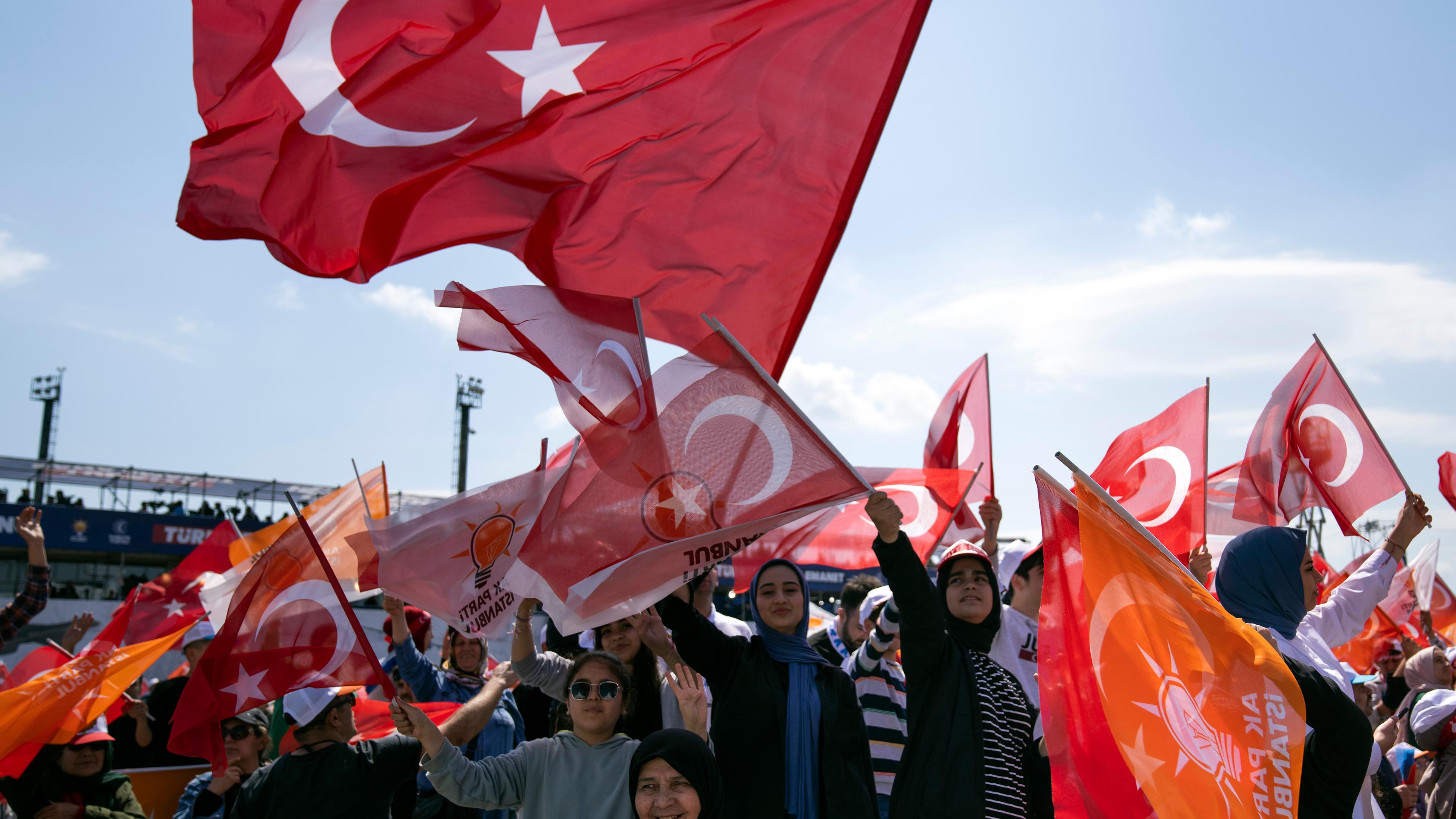 Türkische Fahnen werden bei einer Wahlkampfveranstaltung von Erdogan geschwungen.