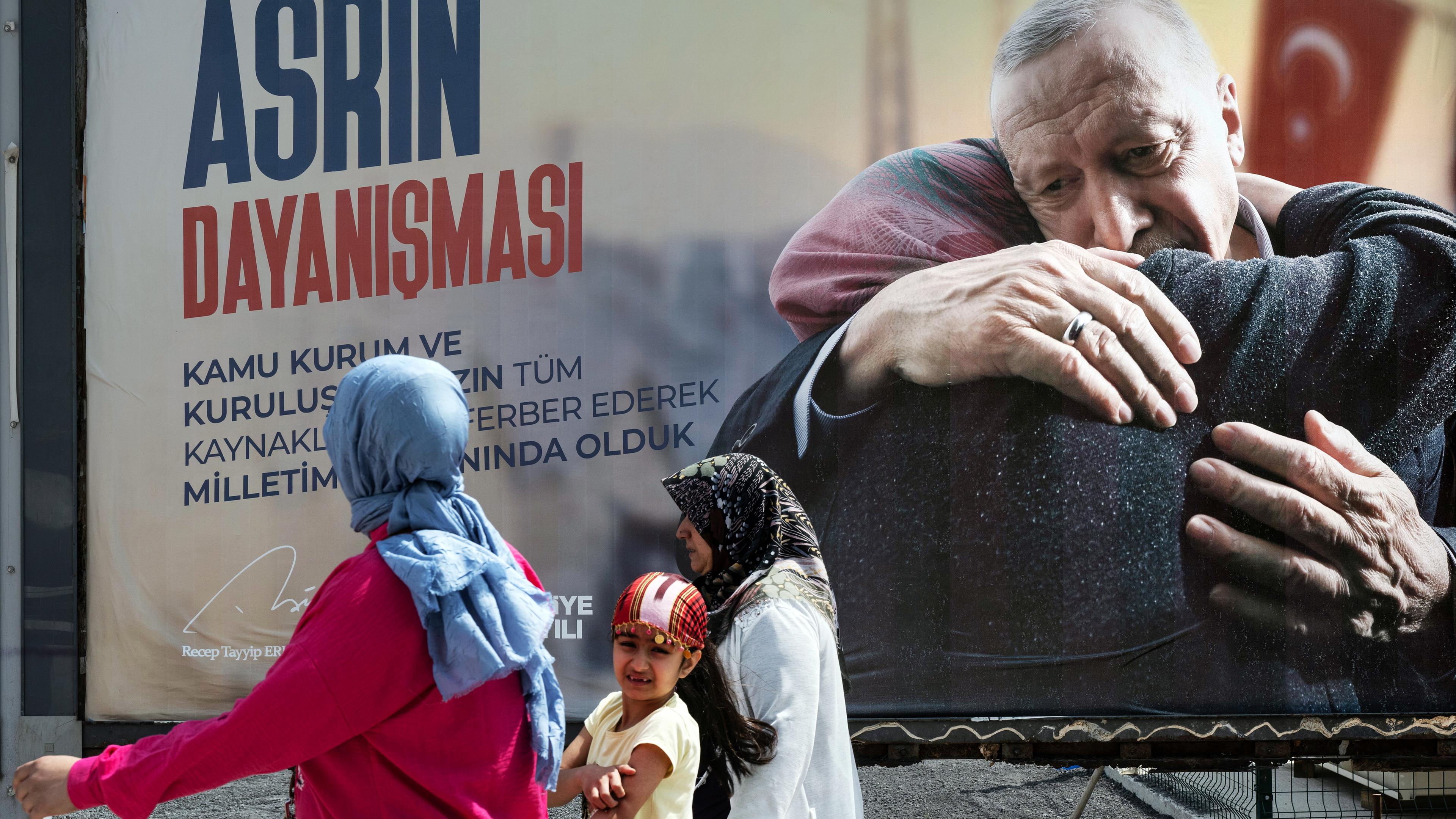 Ein Wahlplakat der AKP mit dem türkischen Präsidenten Erdogan darauf hängt an einer Straße in der Nähe des Hafens, aufgenommen am 27.04.2023 in Iskenderum