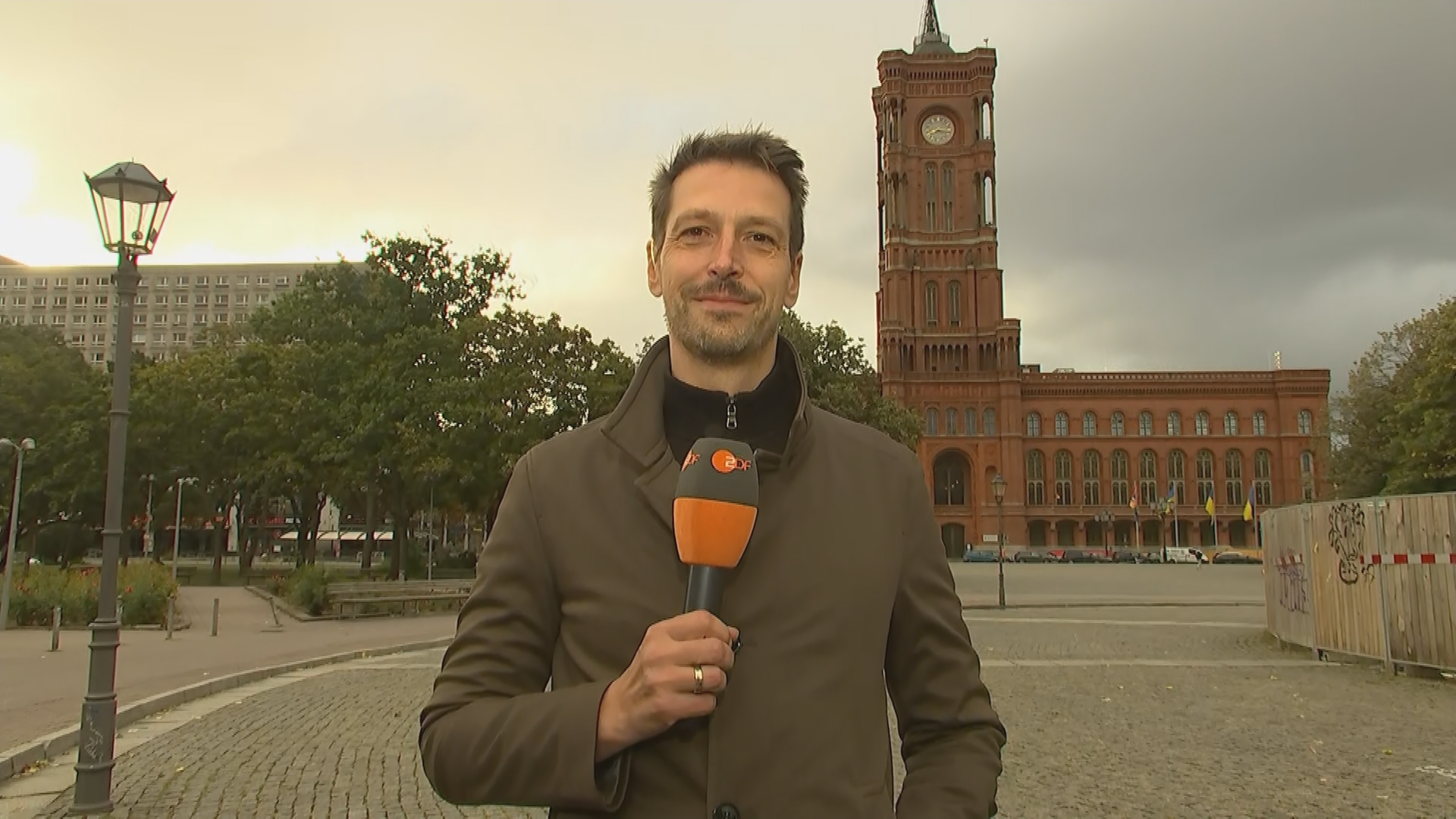 ZDF-Korrespondent Carsten Behrendt vor dem roten Rathaus in Berlin.