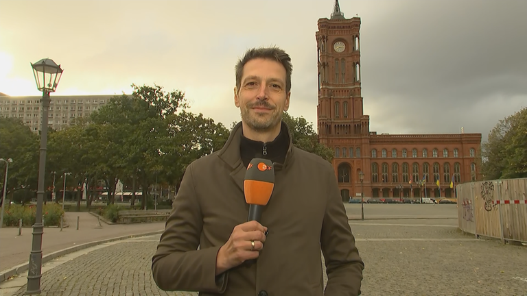 ZDF-Korrespondent Carsten Behrendt vor dem roten Rathaus in Berlin.