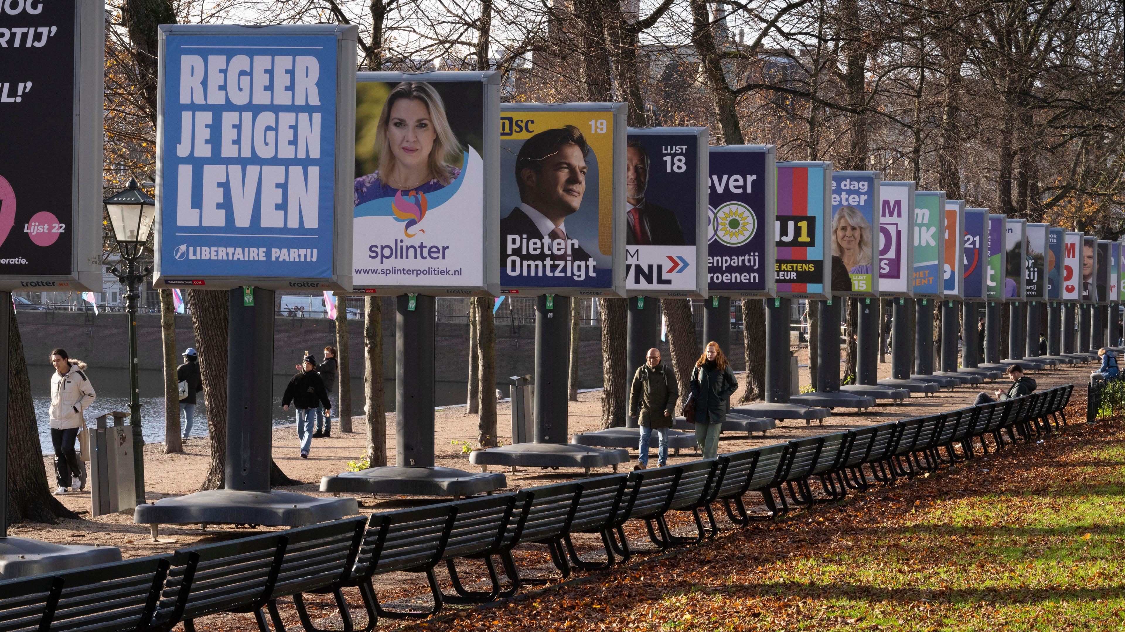 Wahlplakate in der Nähe des Parlamentsgebäudes in Den Haag.
