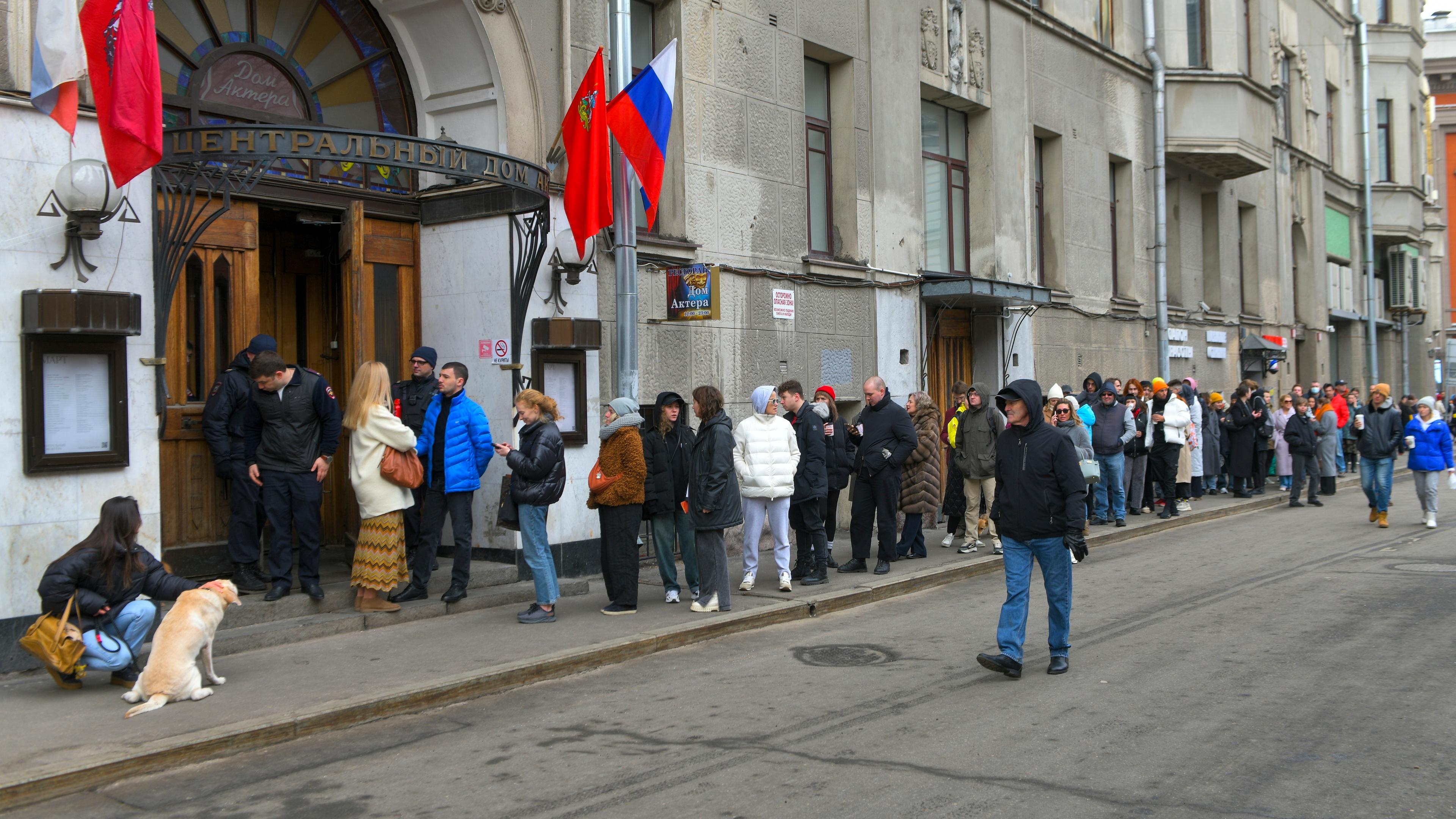 Russland, Moskau: Wähler stehen vor einem Wahllokal Schlange.