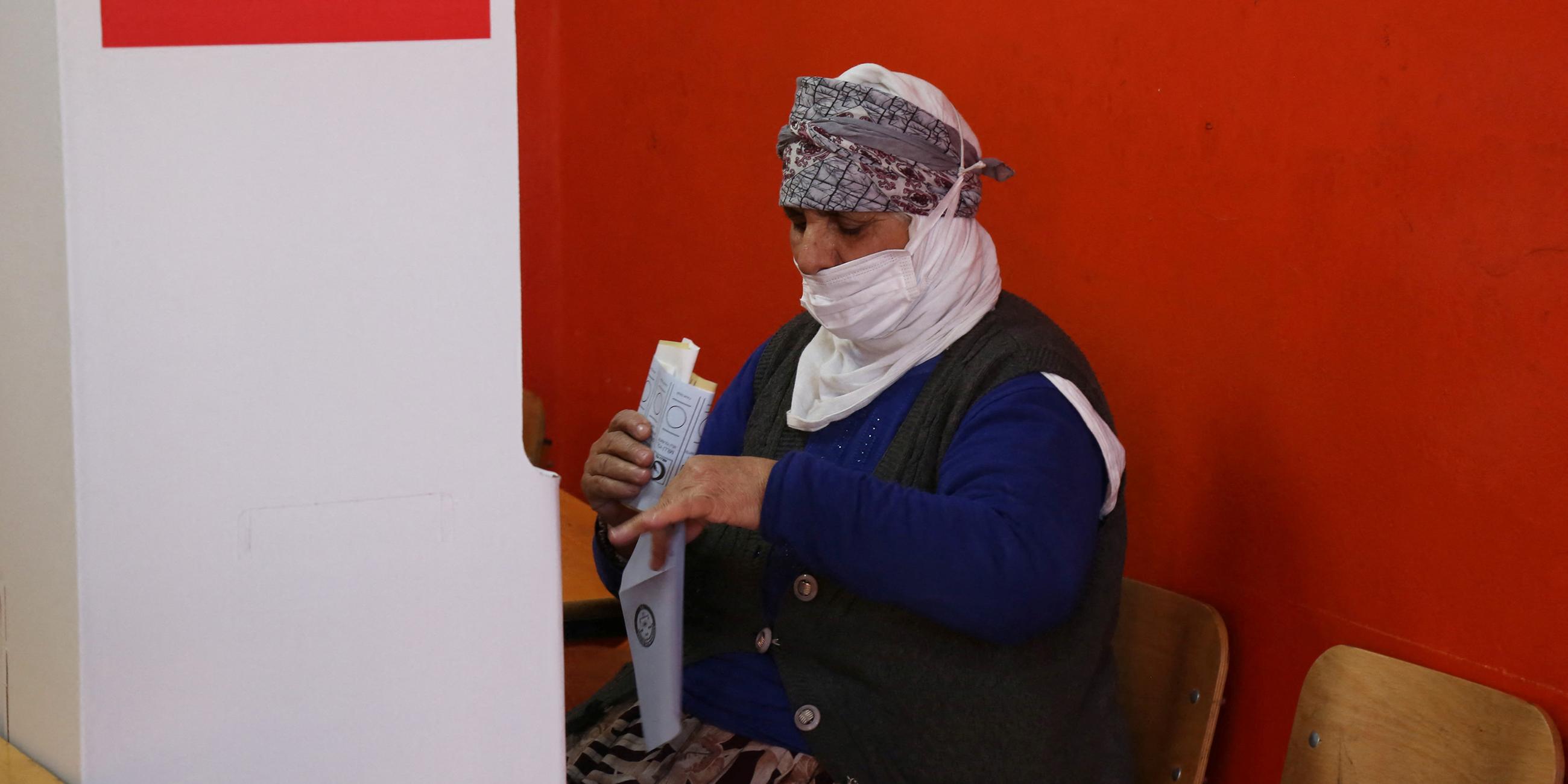 Eine Frau bereitet ihren Stimmzettel für die Wahl in einem Wahllokal während der Kommunalwahlen in Diyarbakir, Türkei, 31.03.2024, vor.