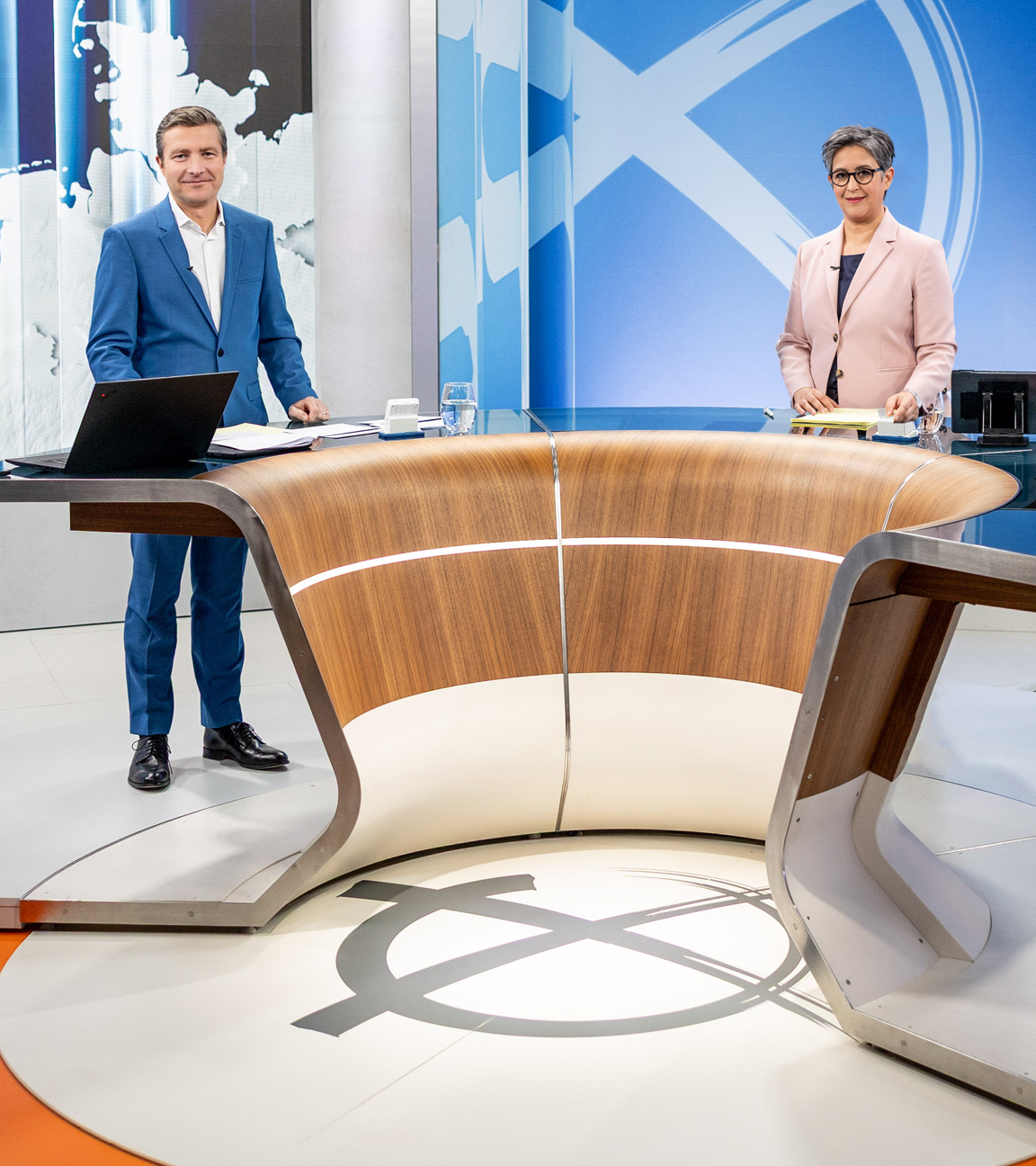 Moderatorin Shakuntala Banerjee und Stefan Leifert live im ZDF-Wahlstudio