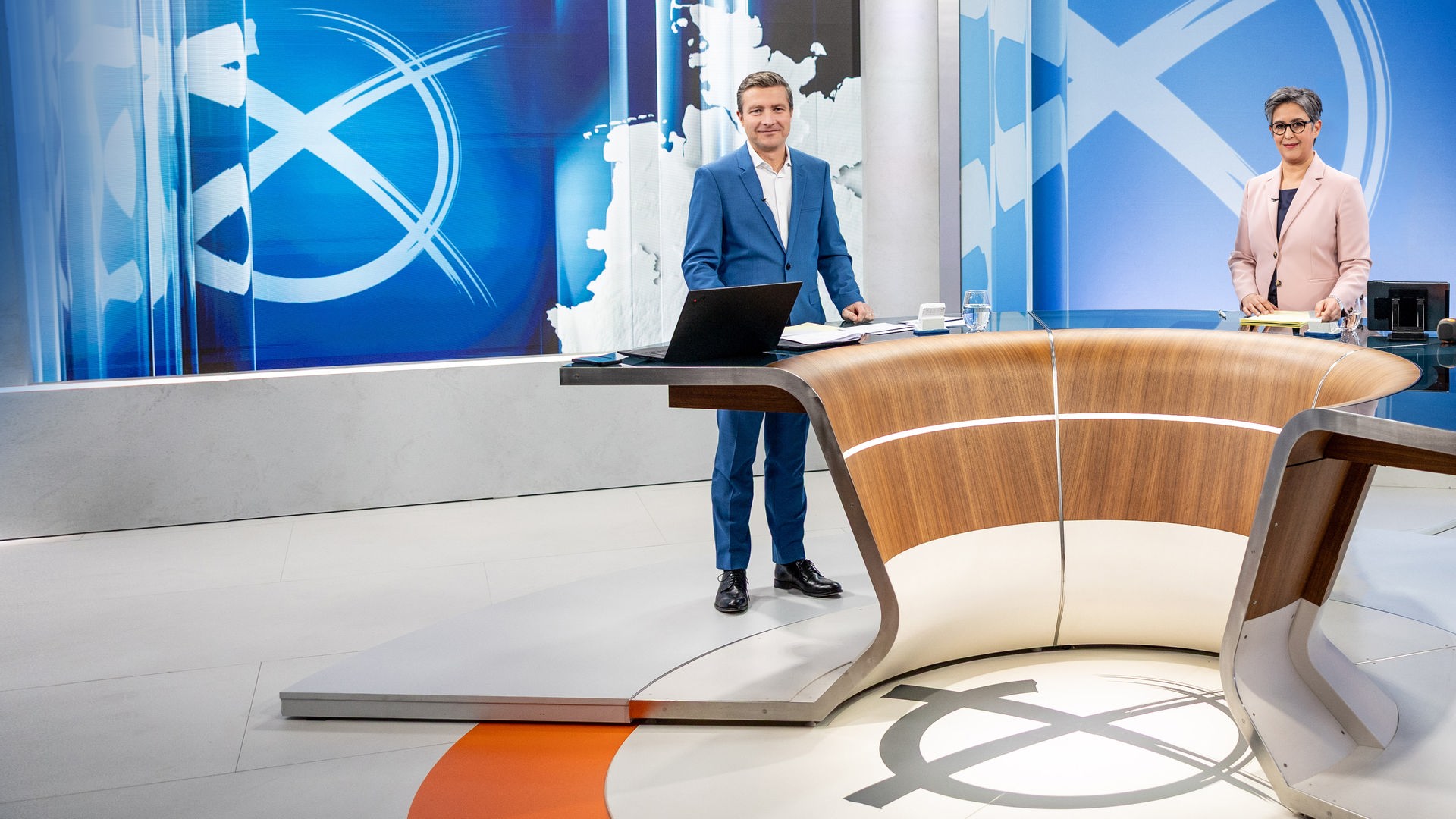 Moderatorin Shakuntala Banerjee und Stefan Leifert live im ZDF-Wahlstudio