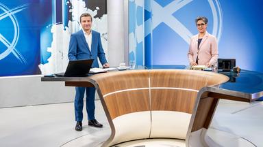 Moderatorin Shakuntala Banerjee und Stefan Leifert live im ZDF-Wahlstudio