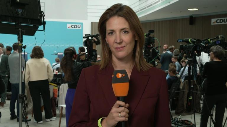 ZDF-Korrespondentin Andrea Maurer bei der Pressekonferenz von Merz.