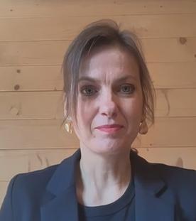 Dr. Melani Barlai im Interview per Videoanruf aus ihrem Büro dazugeschaltet.