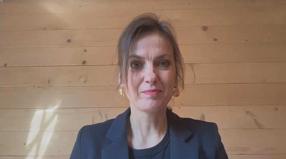 Dr. Melani Barlai im Interview per Videoanruf aus ihrem Büro dazugeschaltet.