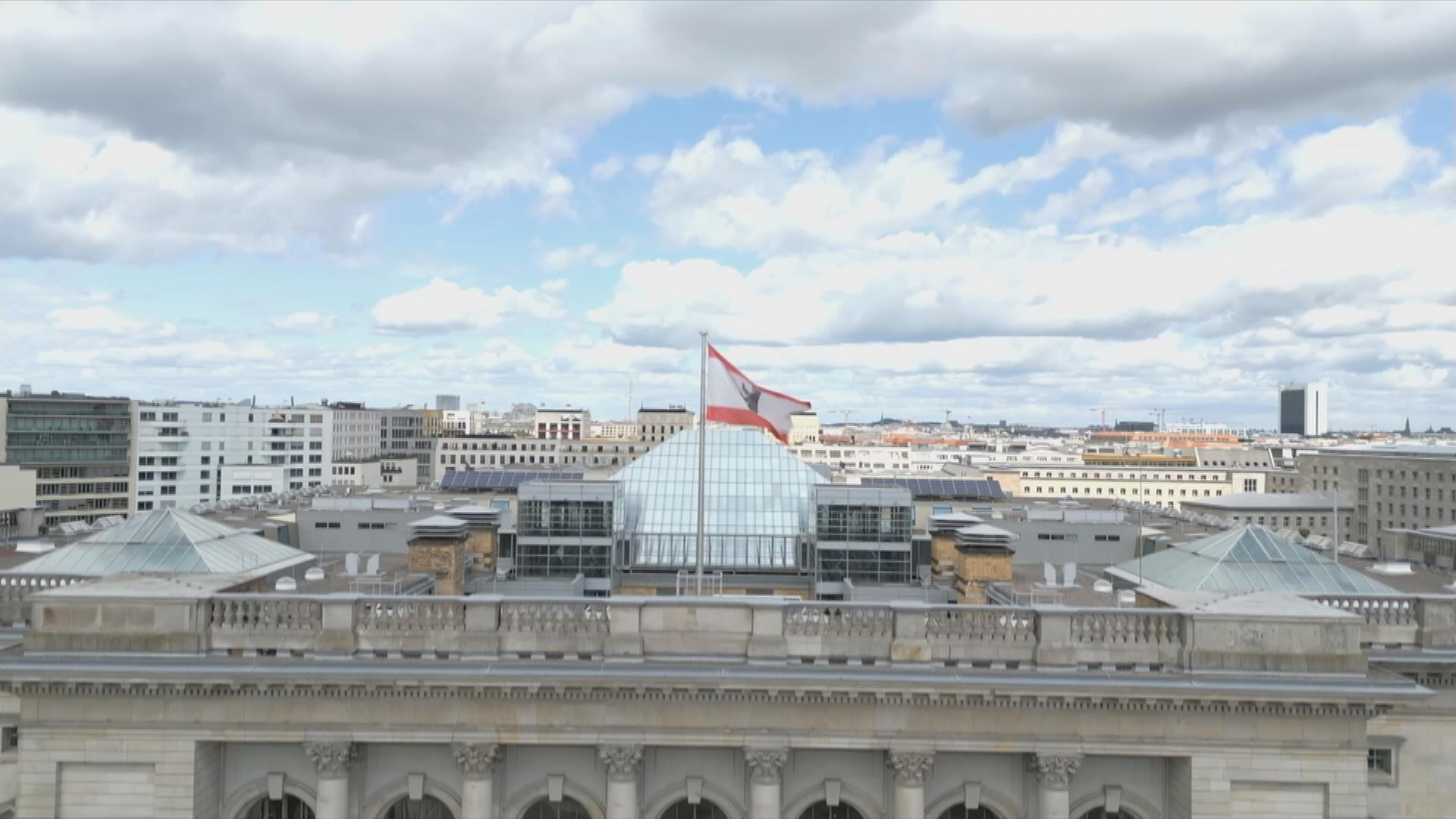 Auf dem Bild ist eine Luftansicht des Rathauses Berlin zu sehen.
