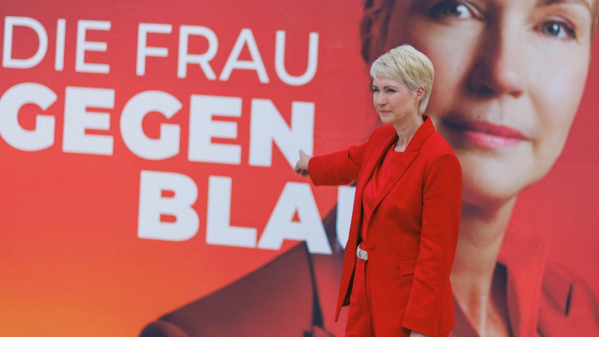 SPD-Spitzenkandidatin Manuela Schwesig vor einem SPD-Wahlplakat mit der Aufschrift "Die Frau gegen Blau"