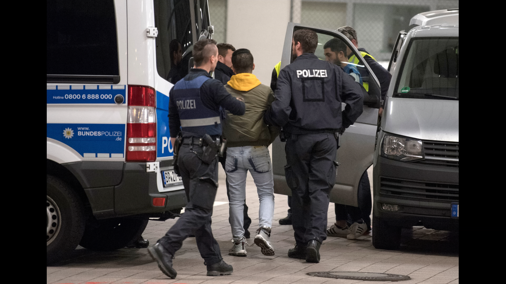 Polizisten führen einen Mann ab