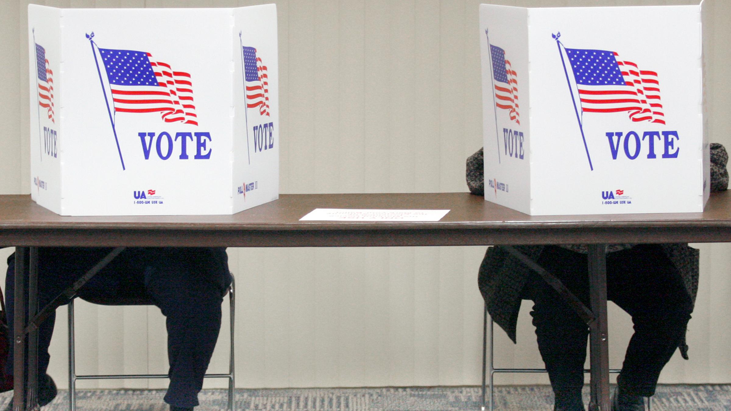 Archiv: Zwei Wähler gaben am  5. 2. 2007, in Quincy, Illinois, ihre Stimme in einem Wahllokal an der Quincy University ab.