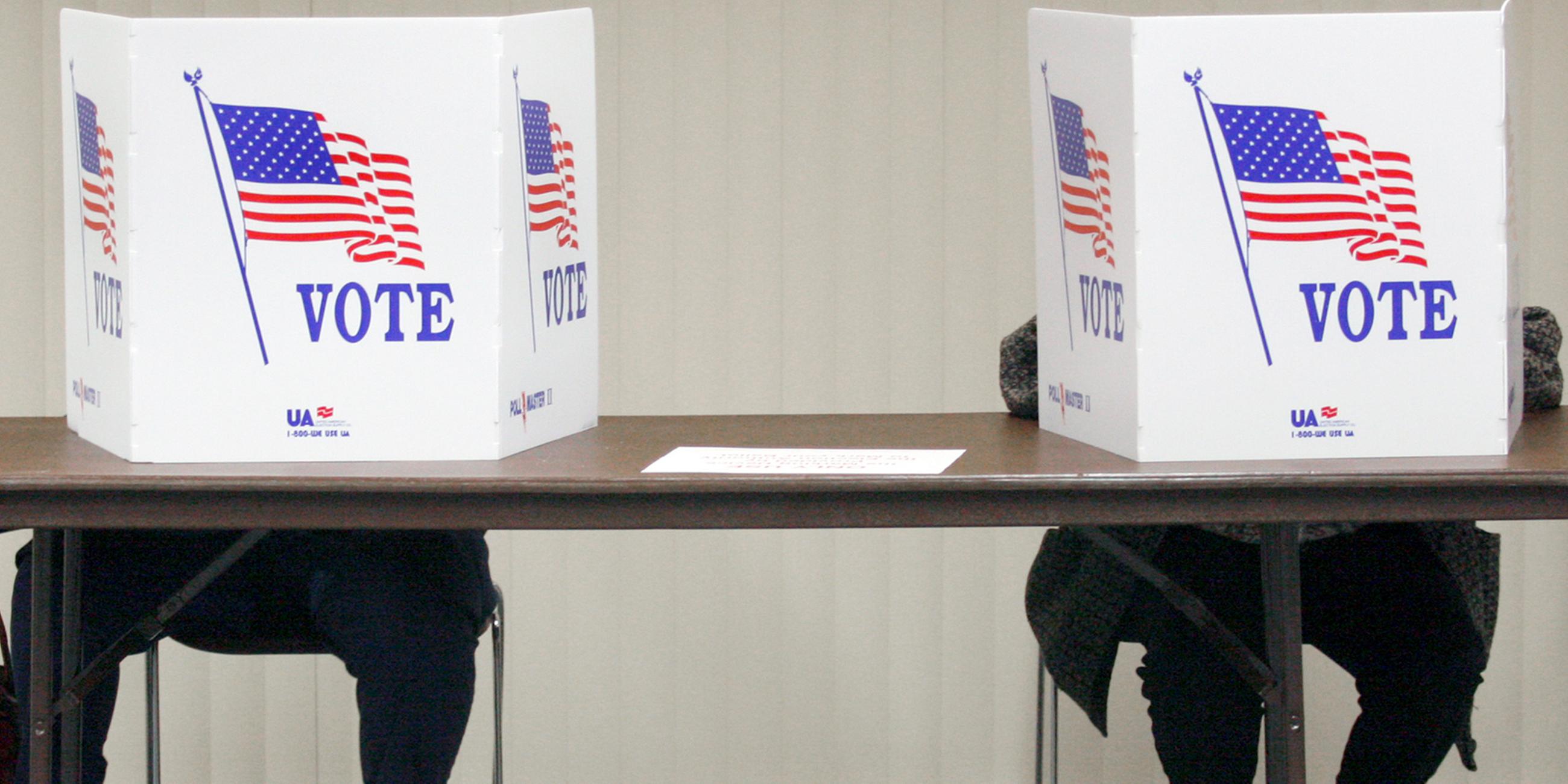 Archiv: Zwei Wähler gaben am  5. 2. 2007, in Quincy, Illinois, ihre Stimme in einem Wahllokal an der Quincy University ab.