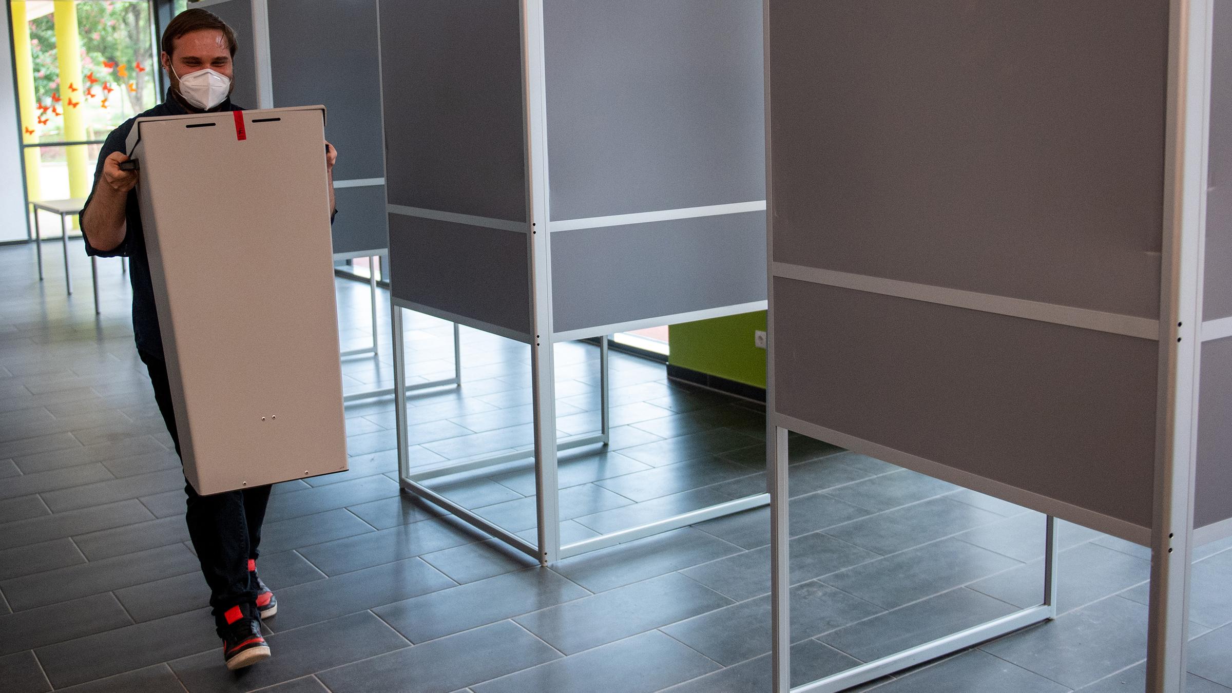 Wahllokal mit Wahlkabinen