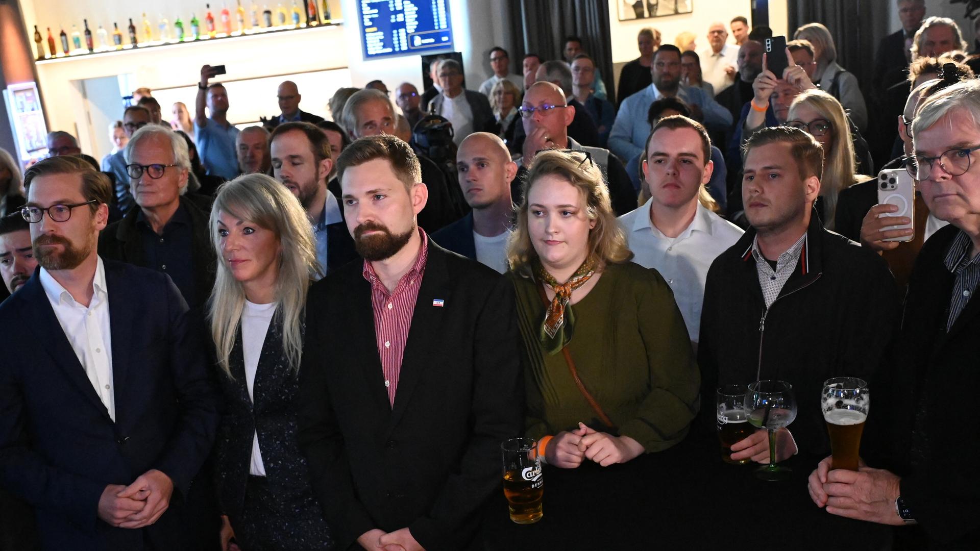 CDU-Anhänger reagieren betrübt auf die Prognose zur Landtagswahl in Mecklenburg-Vorpommern bei der Wahlparty im Tanzstudio Schlebusch.