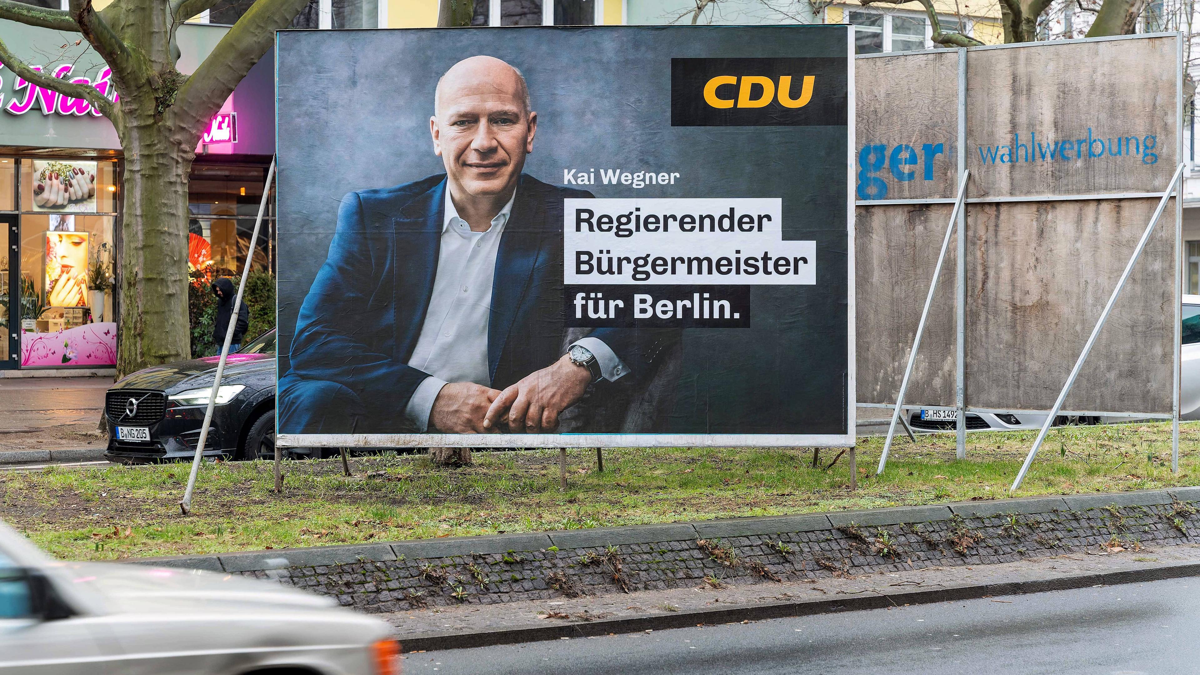 Wahlplakat der CDU Kai Wegner, gesehen am Kurfürstendamm, aufgenommen am 01.02.2023