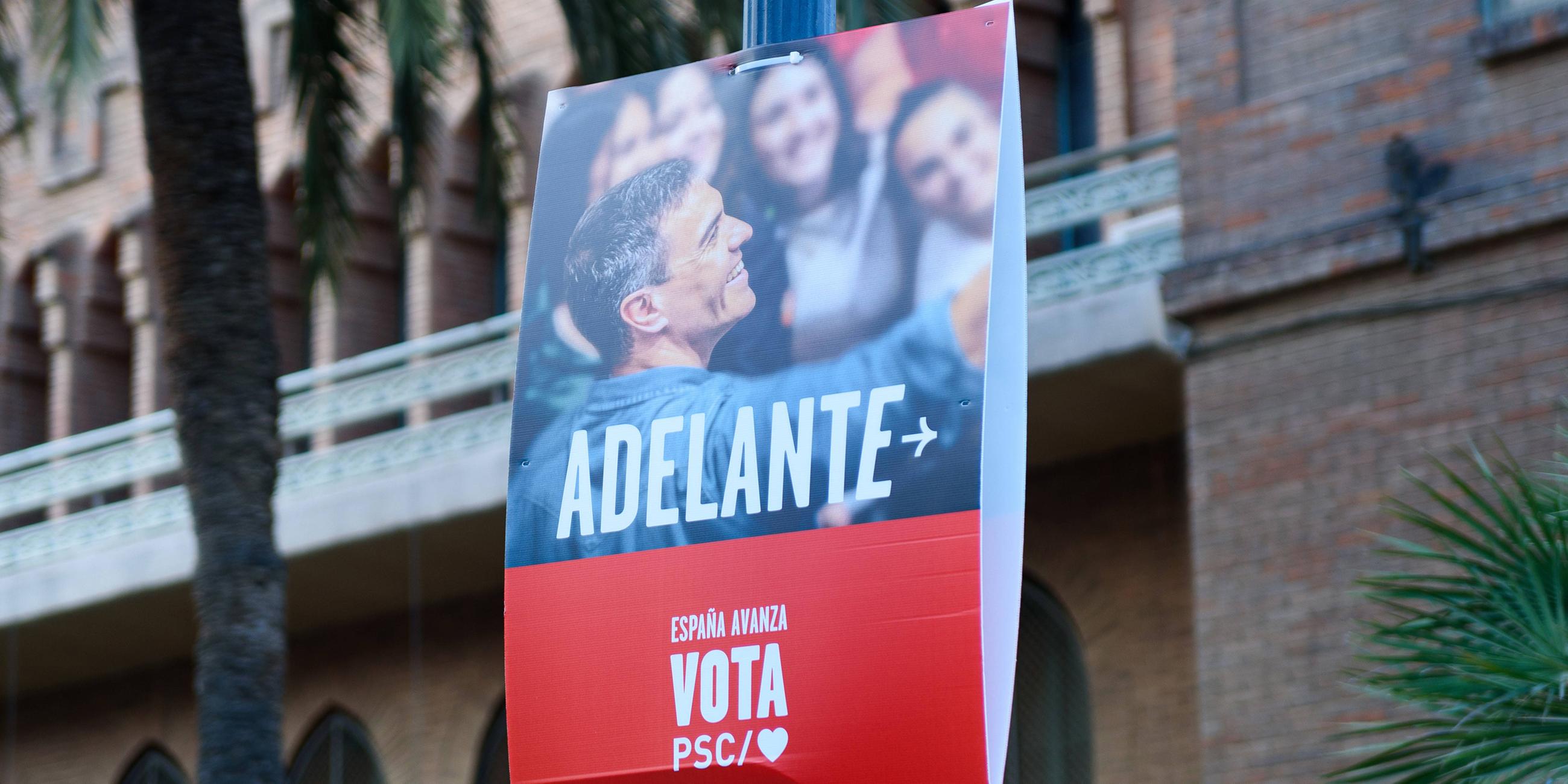 Ein Wahlplakat mit dem Bild des spanischen Präsidenten Pedro Sánchez im Stadtzentrum. (14.07.2023)