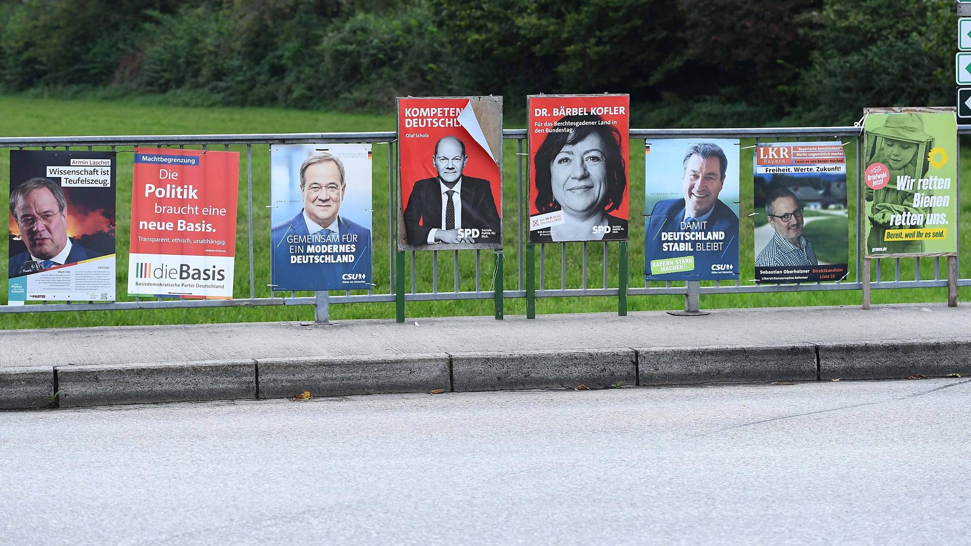 Wahlplakate am Straßenrand