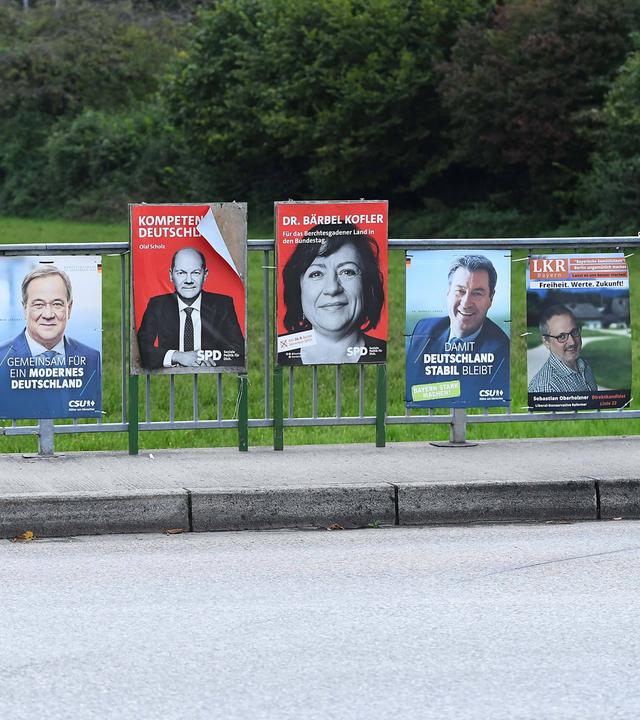 Wahlplakate am Straßenrand
