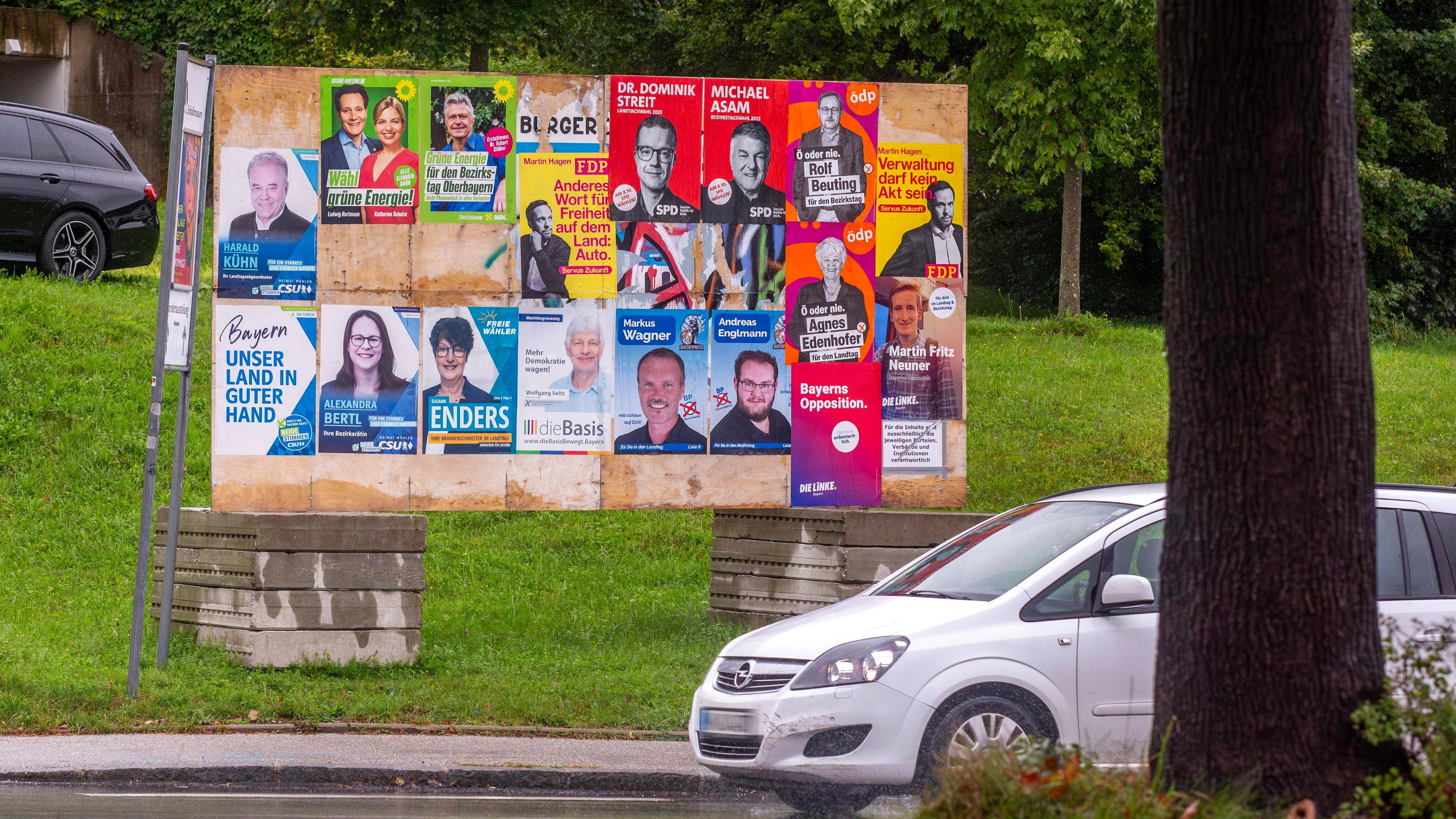 Wahlplakate zur Landtagswahl am 8. Oktober 2023 in Murnau