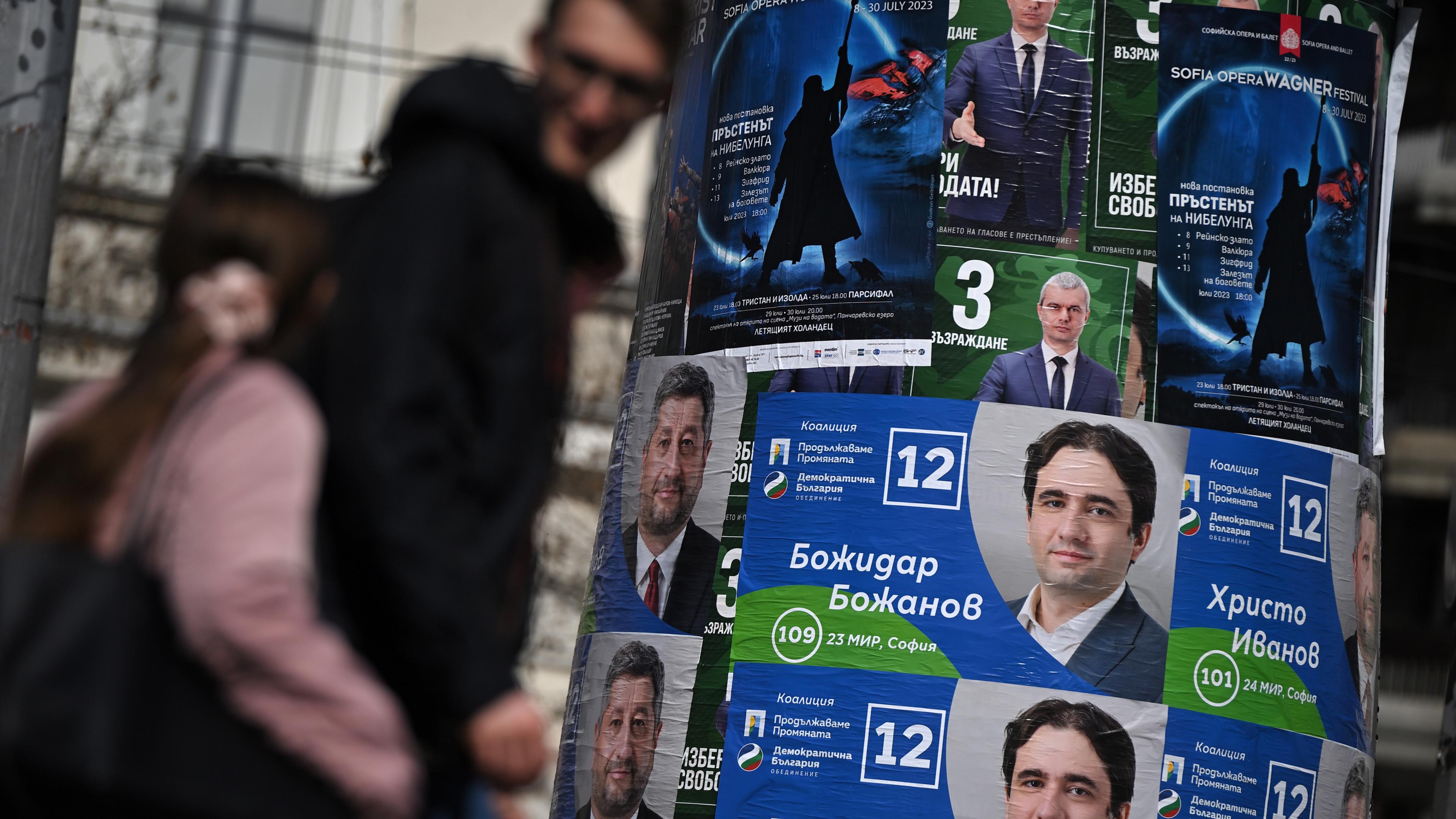 Menschen gehen an Wahlplakaten der Partei Demokratisches Bulgarien in Sofia, Bulgarien, 31. 3. 2023 vorbei. 