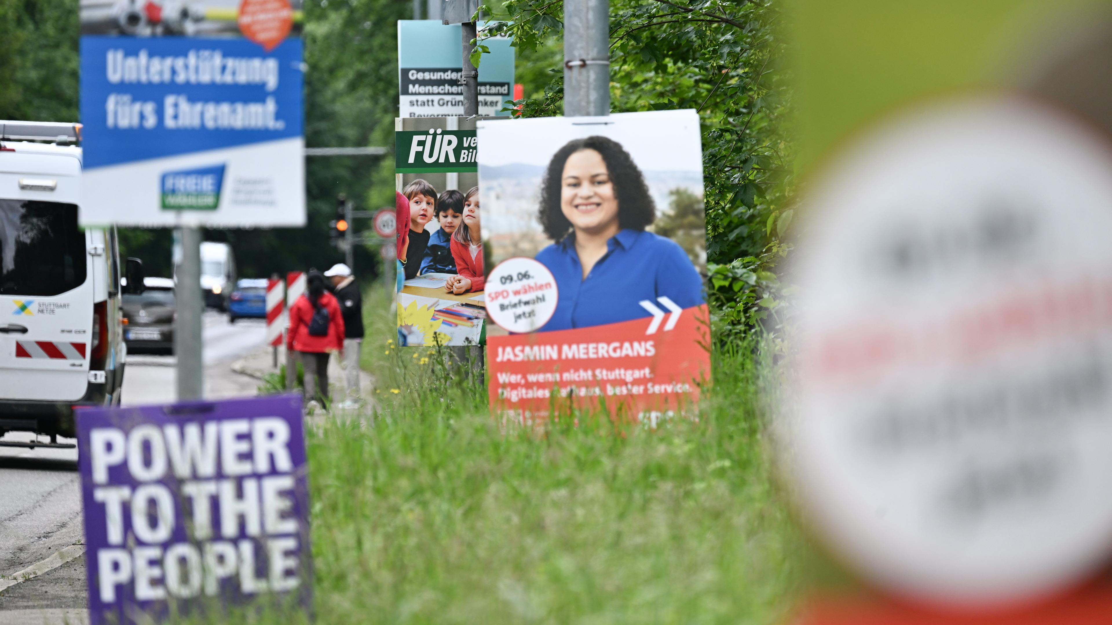 Wahlplakate für die Europawahl und die Kommunalwahl hängen an einer Straße, die in die baden-württembergische Landeshauptstadt führt.
