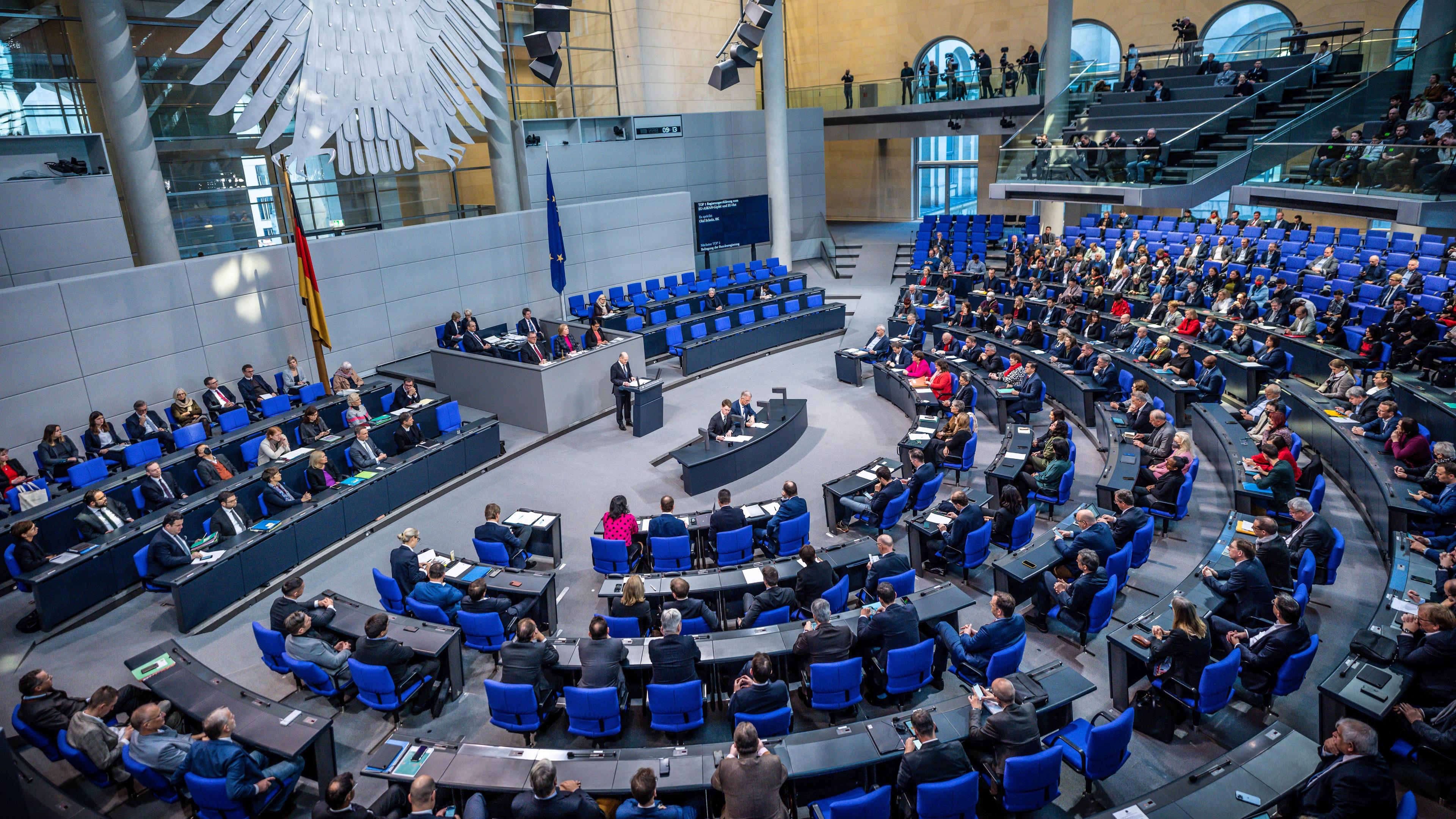 Berlin: Bundeskanzler Olaf Scholz (M, SPD) gibt bei der Sitzung des Bundestags eine Regierungserklärung zum EU-Rat und zum EU-/Asean-Gipfel ab.
