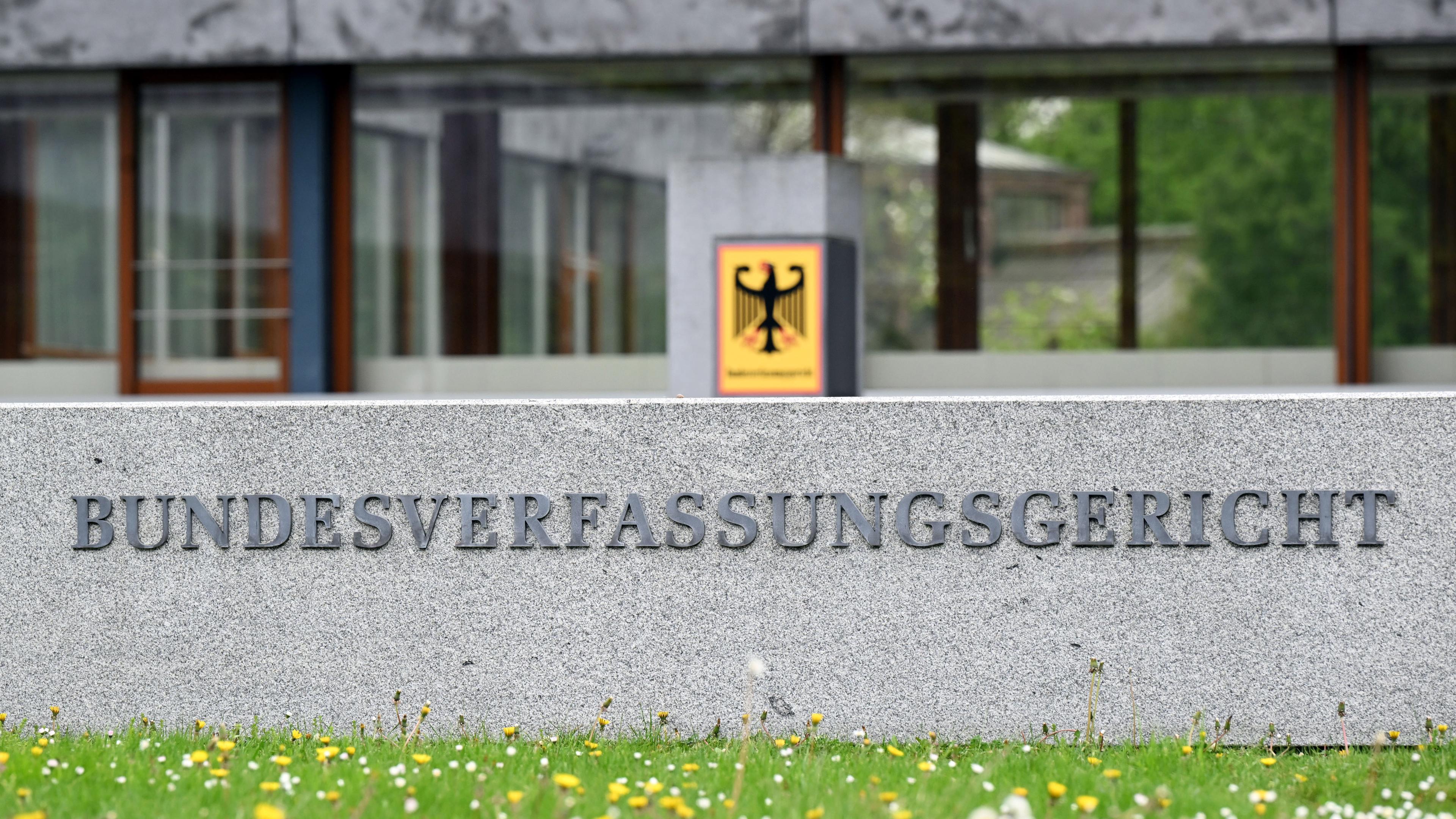 Außenaufnahme des Bundesverfassungsgerichts mit dem Schriftzug.