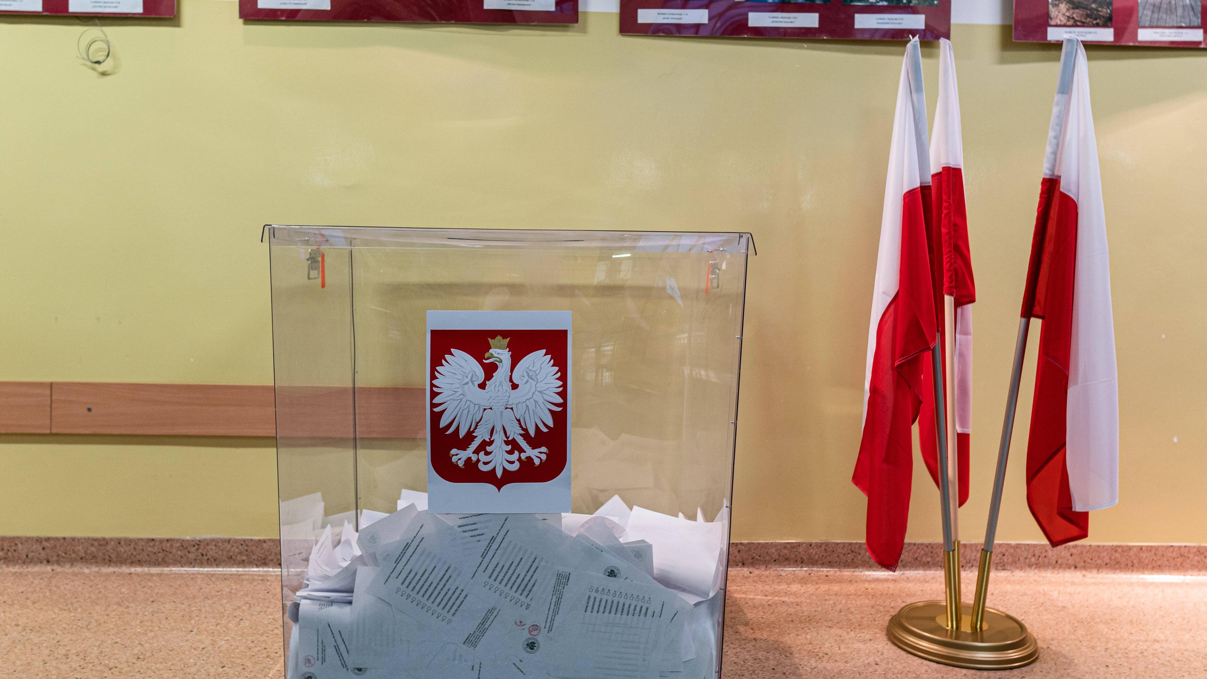 Während der Präsidentschaftswahl in Polen steht in einem Wahllokal in Warschau eine durchsichtige Wahlurne.
