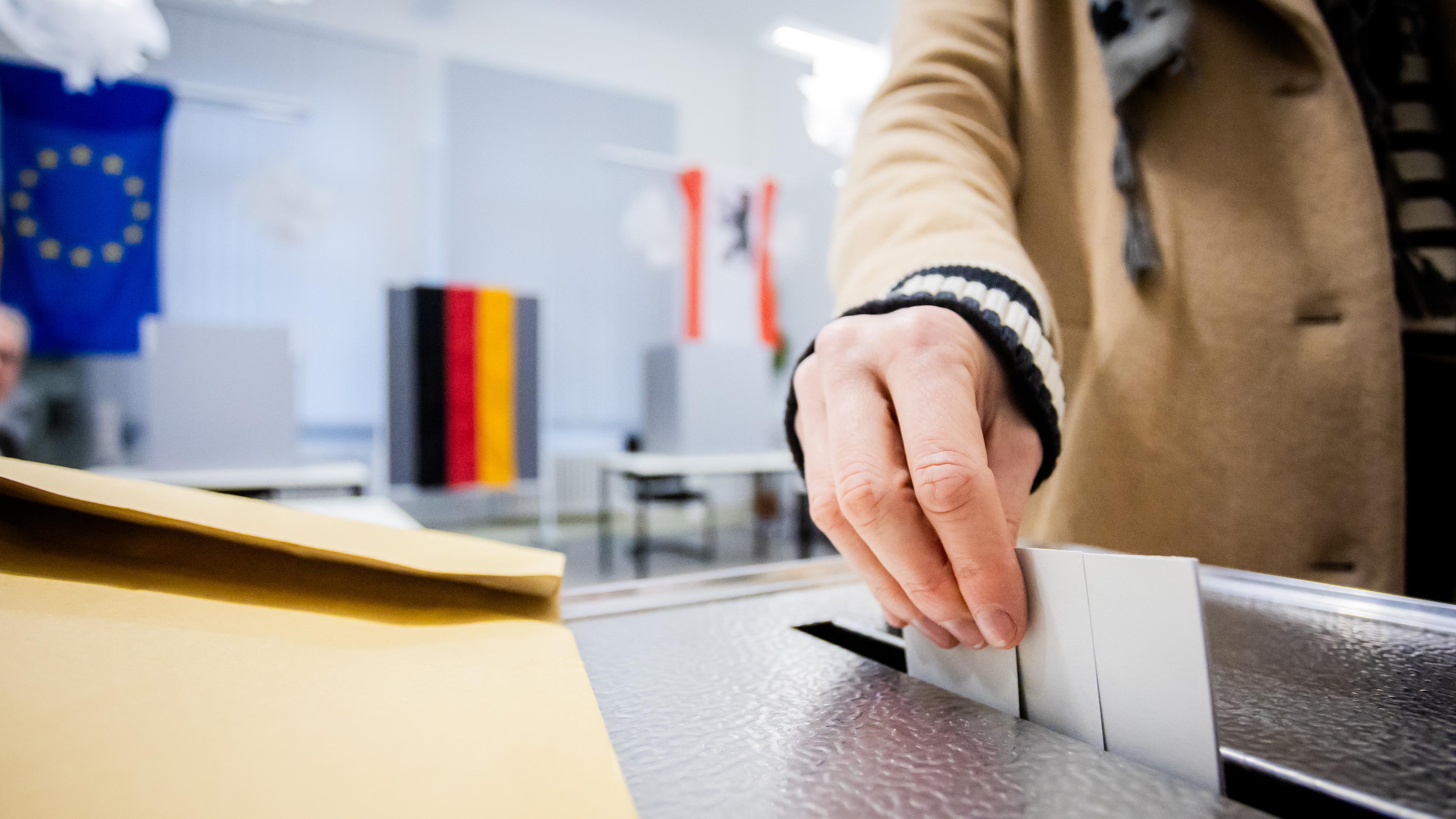 Stimmabgabe bei der wiederholten Bundestagswahl in Berlin