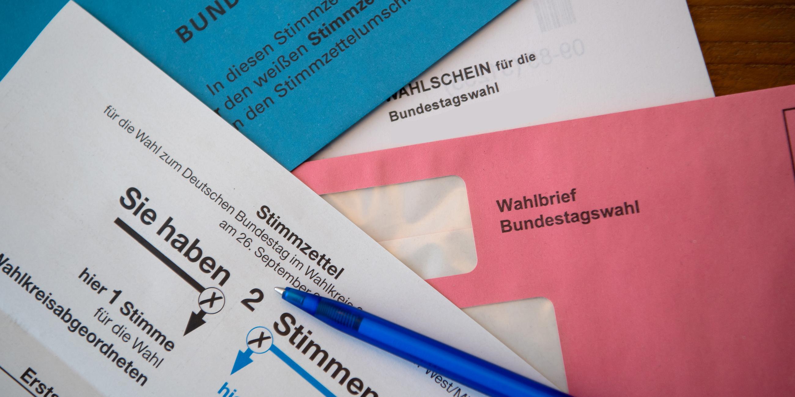 Briefwahlunterlagen für die Bundestagswahl 2021 mit Stimmzettel