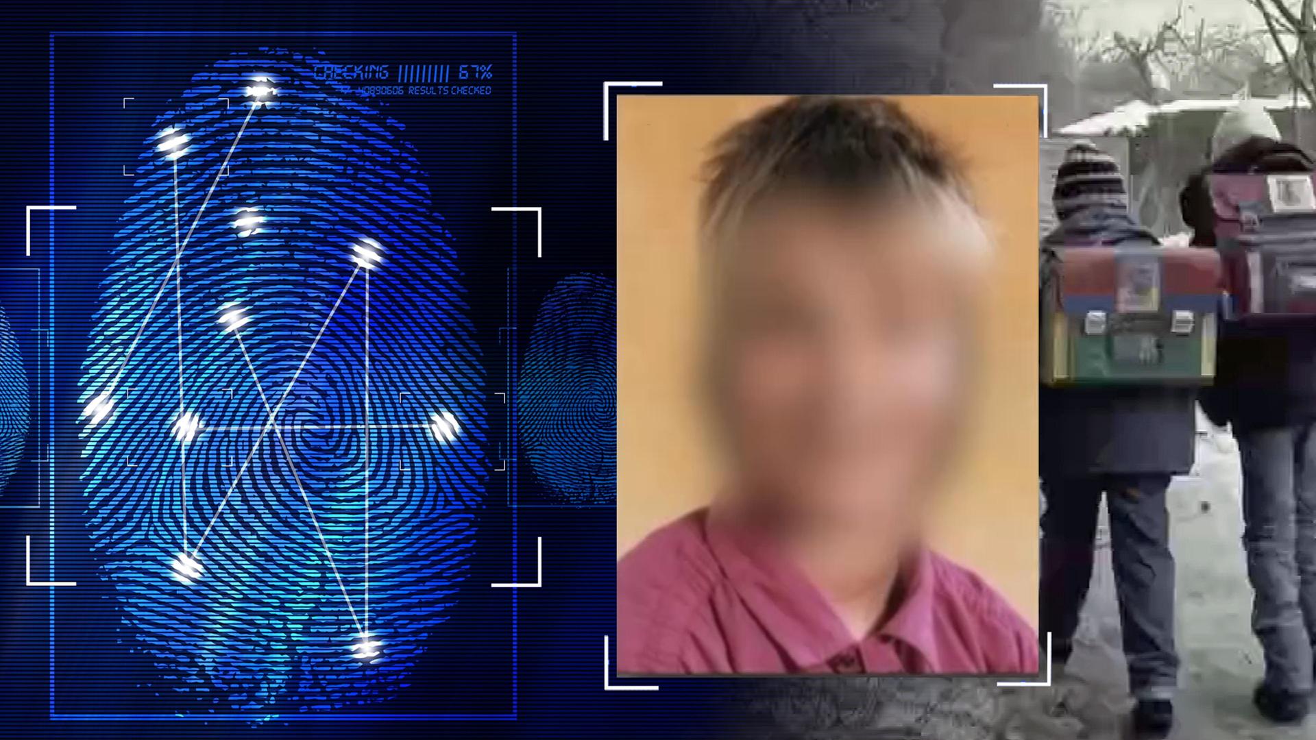 Portraitfoto der getöteten Christina. Das Gesicht wurde technisch verfremdet. Im Hintergrund: zwei Kinder mit Schulranzen von hinten im Winter. Links daneben: Lichtschematische Darstellung eines Fingerabdrucks.