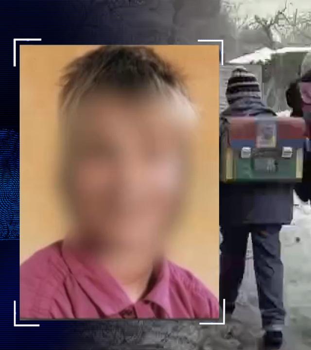 Portraitfoto der getöteten Christina. Das Gesicht wurde technisch verfremdet. Im Hintergrund: zwei Kinder mit Schulranzen von hinten im Winter. Links daneben: Lichtschematische Darstellung eines Fingerabdrucks.