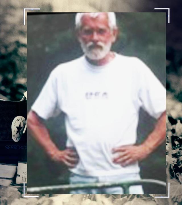 Ein Mann im weißen T-Shirt schaut in die Kamera und stützt die Arme in der Hüfte ab. Im Hintergrund: Ein Turnschuh steht im Wald. Links daneben: Lichtschematische Darstellung eines Fingerabdrucks.