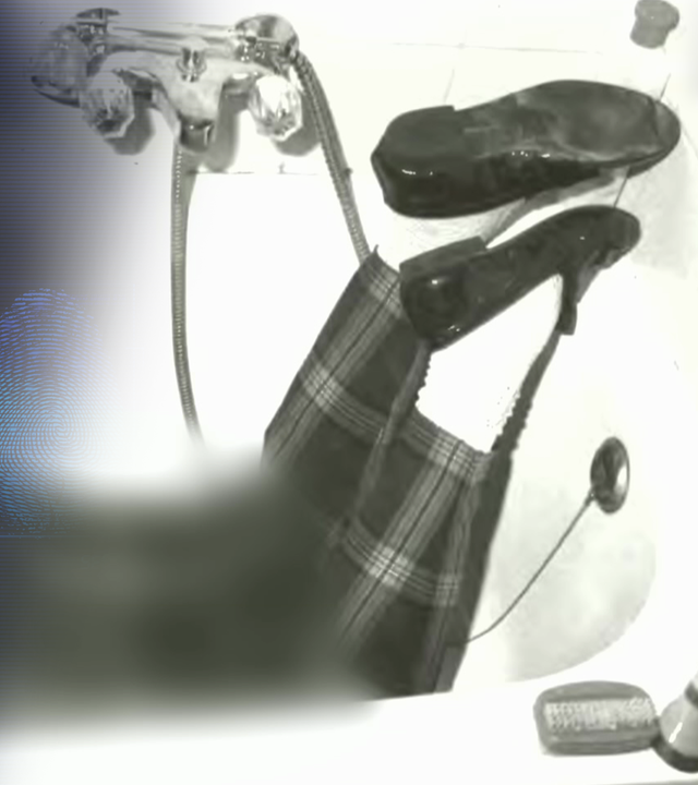 Eine Leiche liegt in einer Badewanne. Es sind nur die angewinkelten Beine zu sehen. Schwarzweißfoto aus der Polizeiakte. Links daneben: Lichtschematische Darstellung eines Fingerabdrucks.
